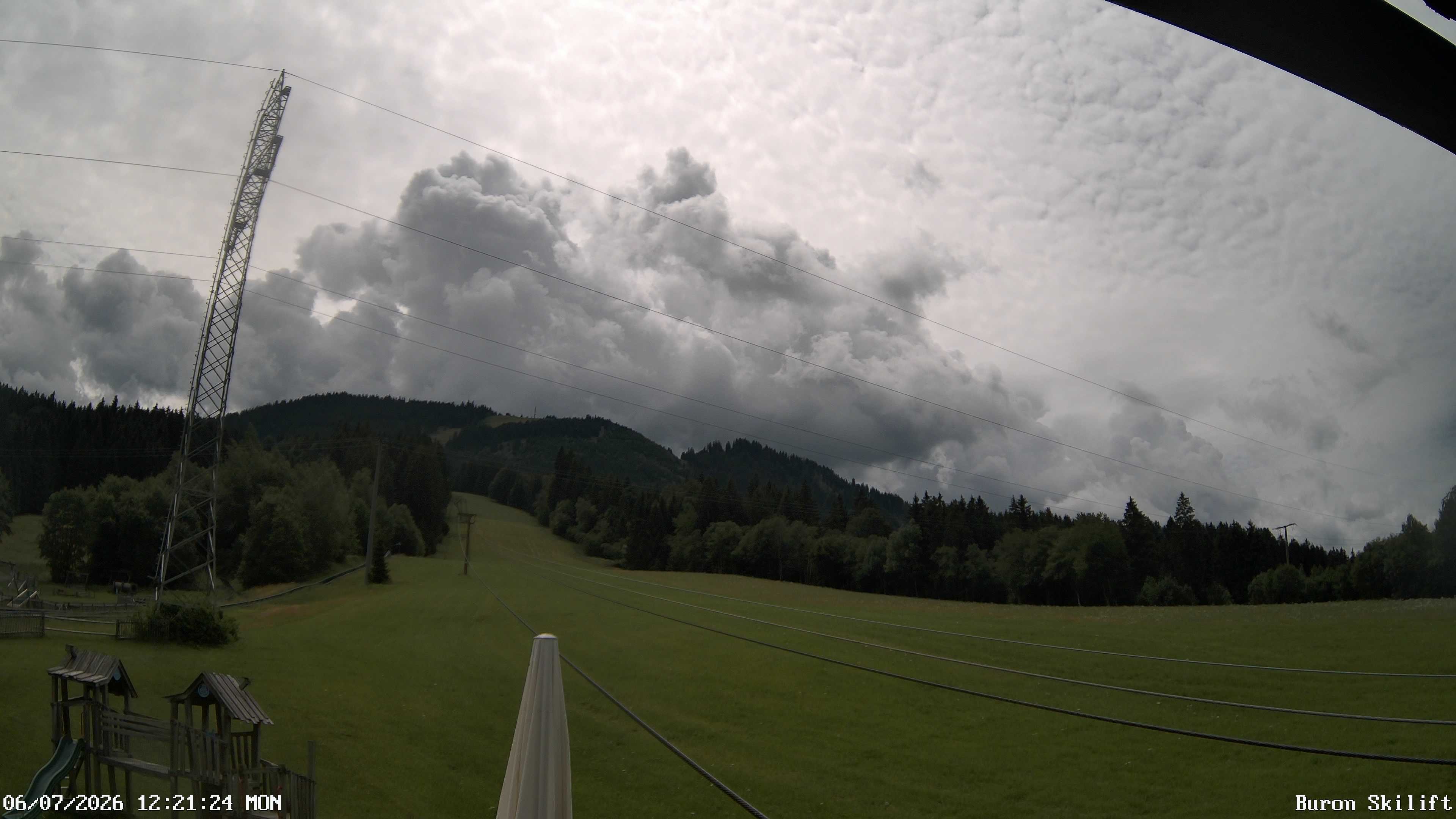 Archiv Foto Webcam Blick von der Talstation des Schlepplifts Buron auf den Lift und die Piste