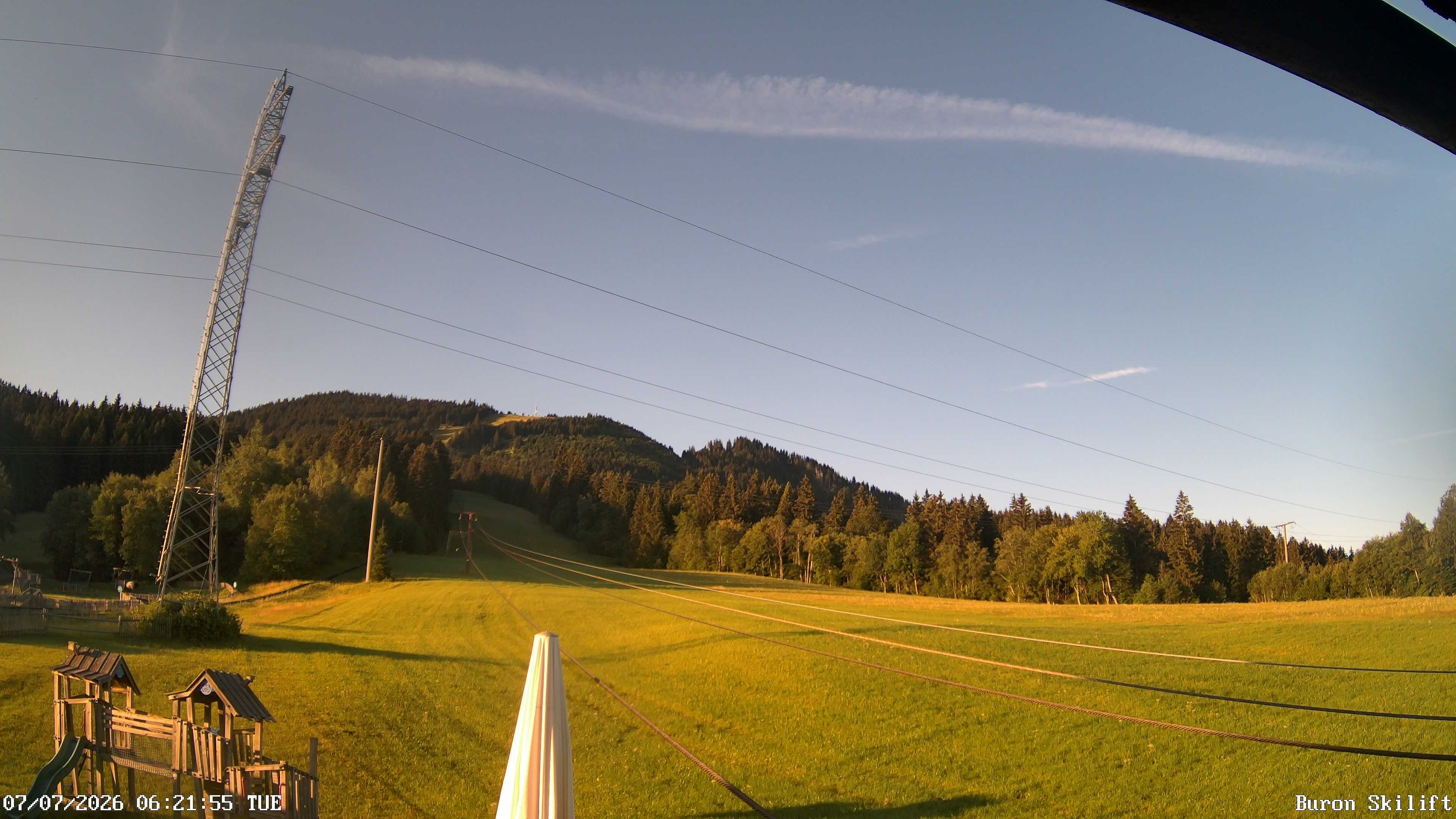 Archiv Foto Webcam Blick von der Talstation des Schlepplifts Buron auf den Lift und die Piste