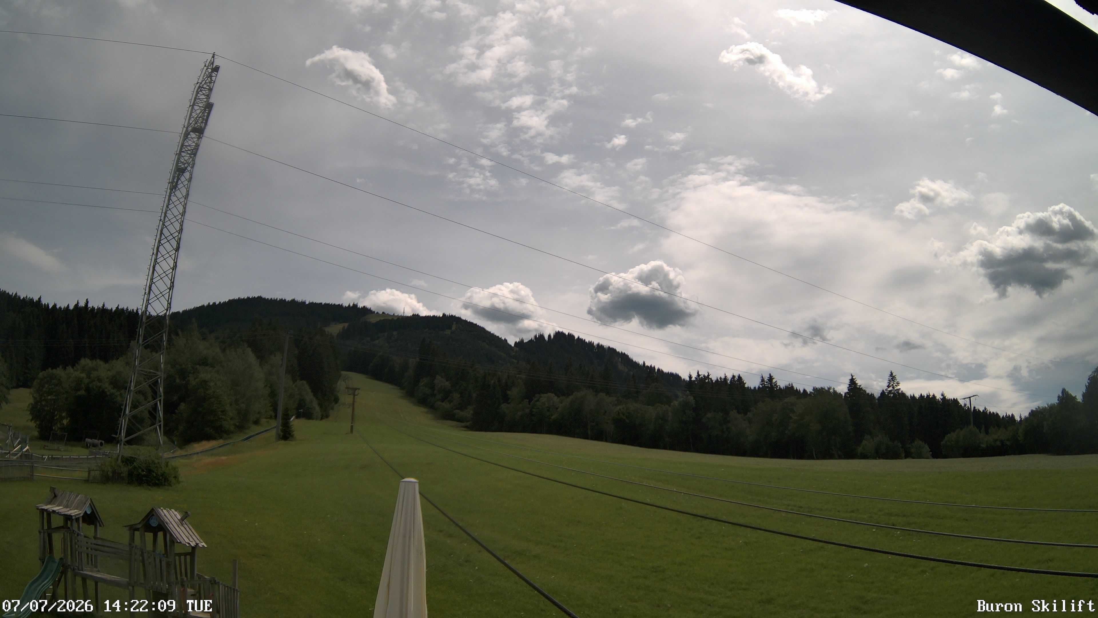 Archiv Foto Webcam Blick von der Talstation des Schlepplifts Buron auf den Lift und die Piste