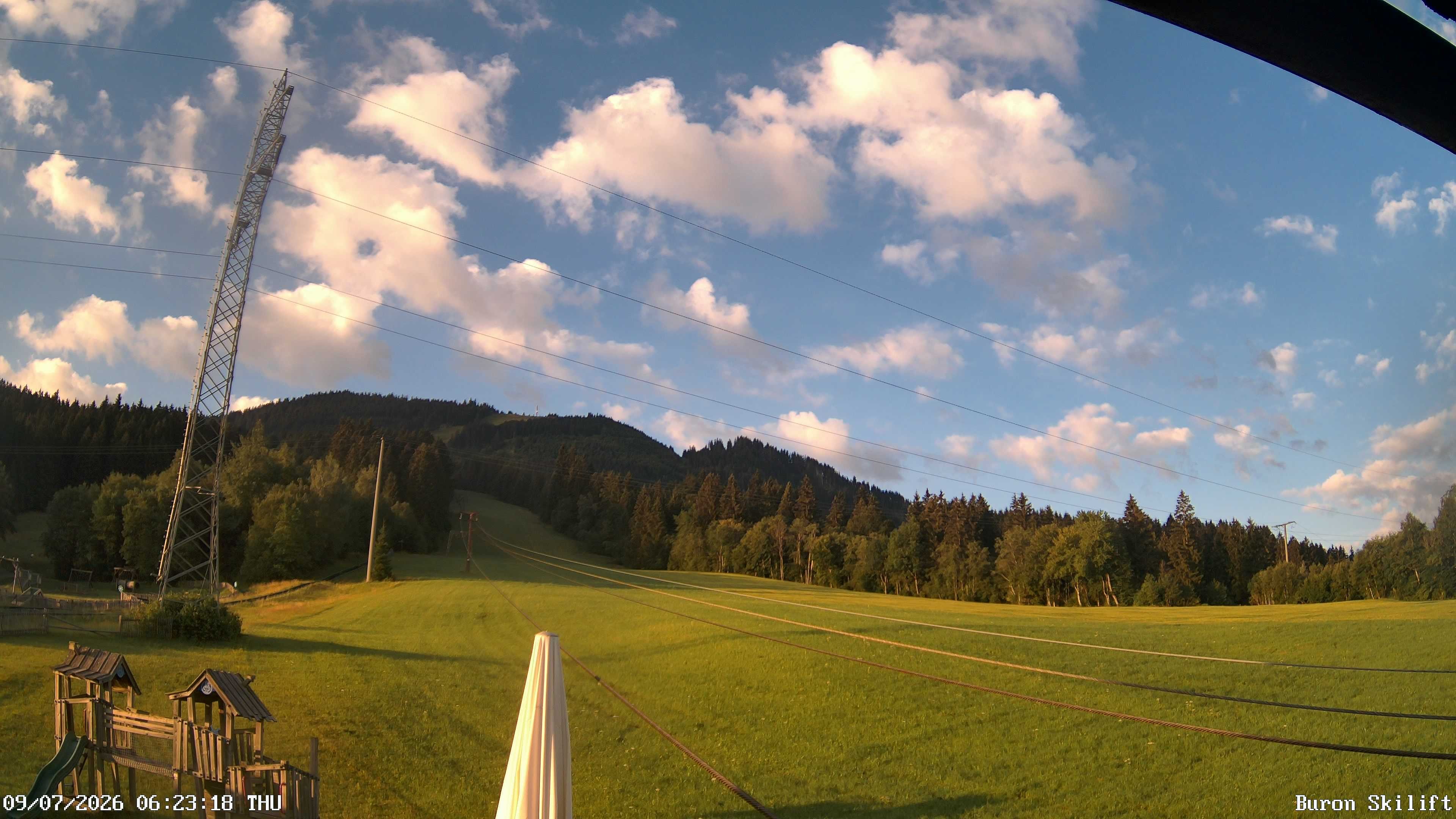 Archiv Foto Webcam Blick von der Talstation des Schlepplifts Buron auf den Lift und die Piste