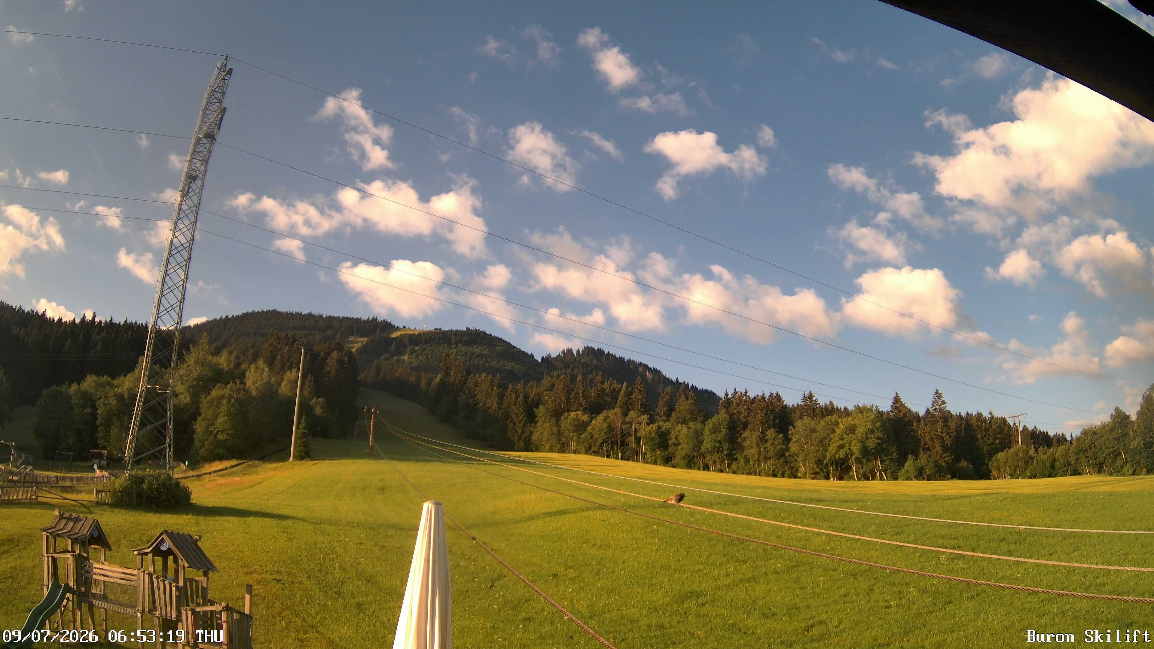 Archiv Foto Webcam Blick von der Talstation des Schlepplifts Buron auf den Lift und die Piste