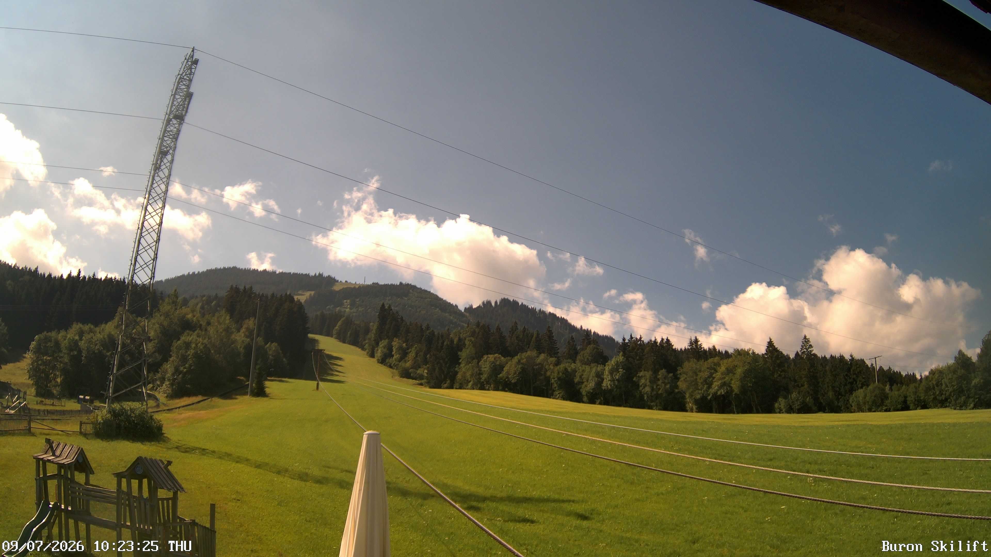 Archiv Foto Webcam Blick von der Talstation des Schlepplifts Buron auf den Lift und die Piste