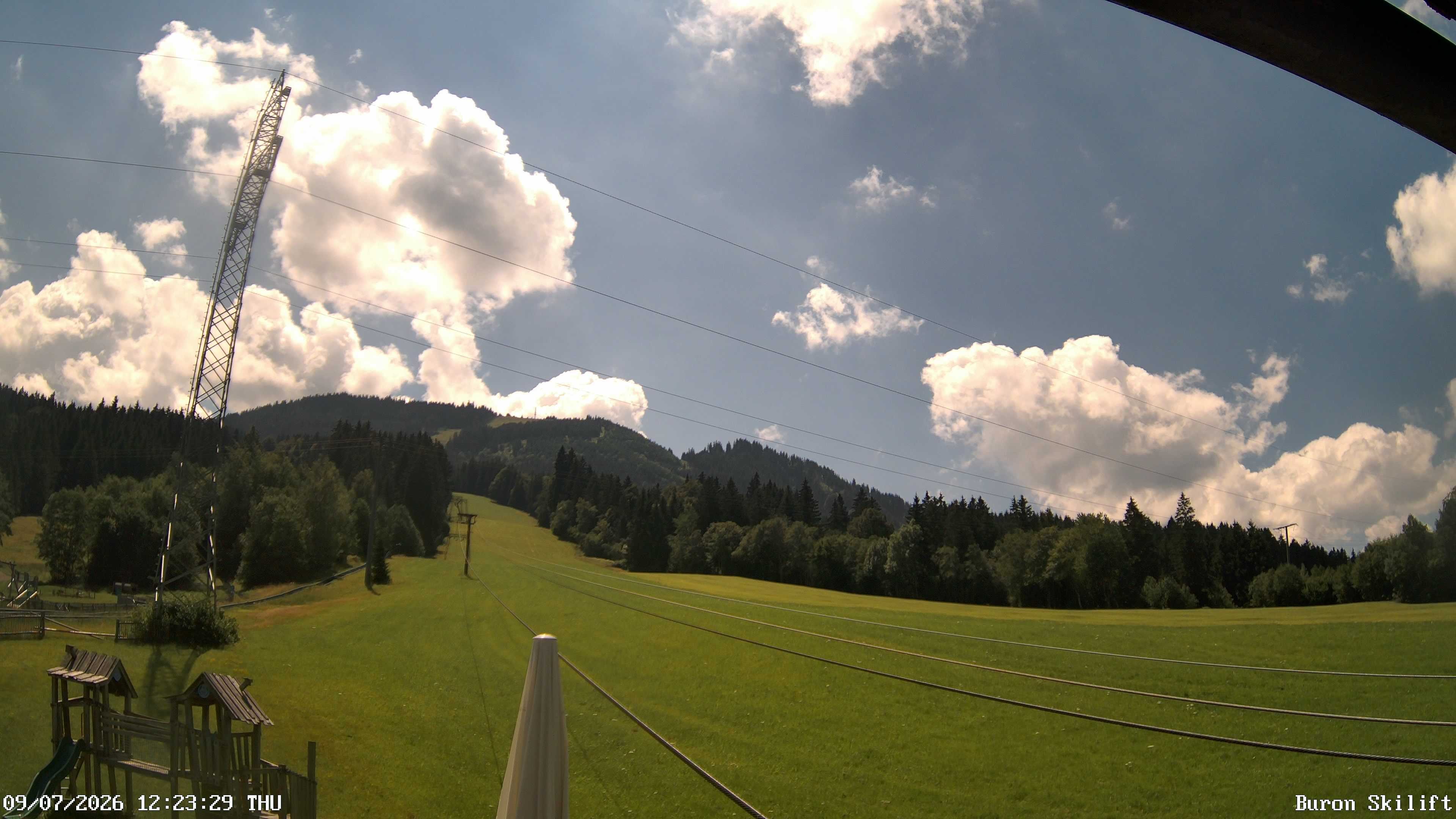 Archiv Foto Webcam Blick von der Talstation des Schlepplifts Buron auf den Lift und die Piste