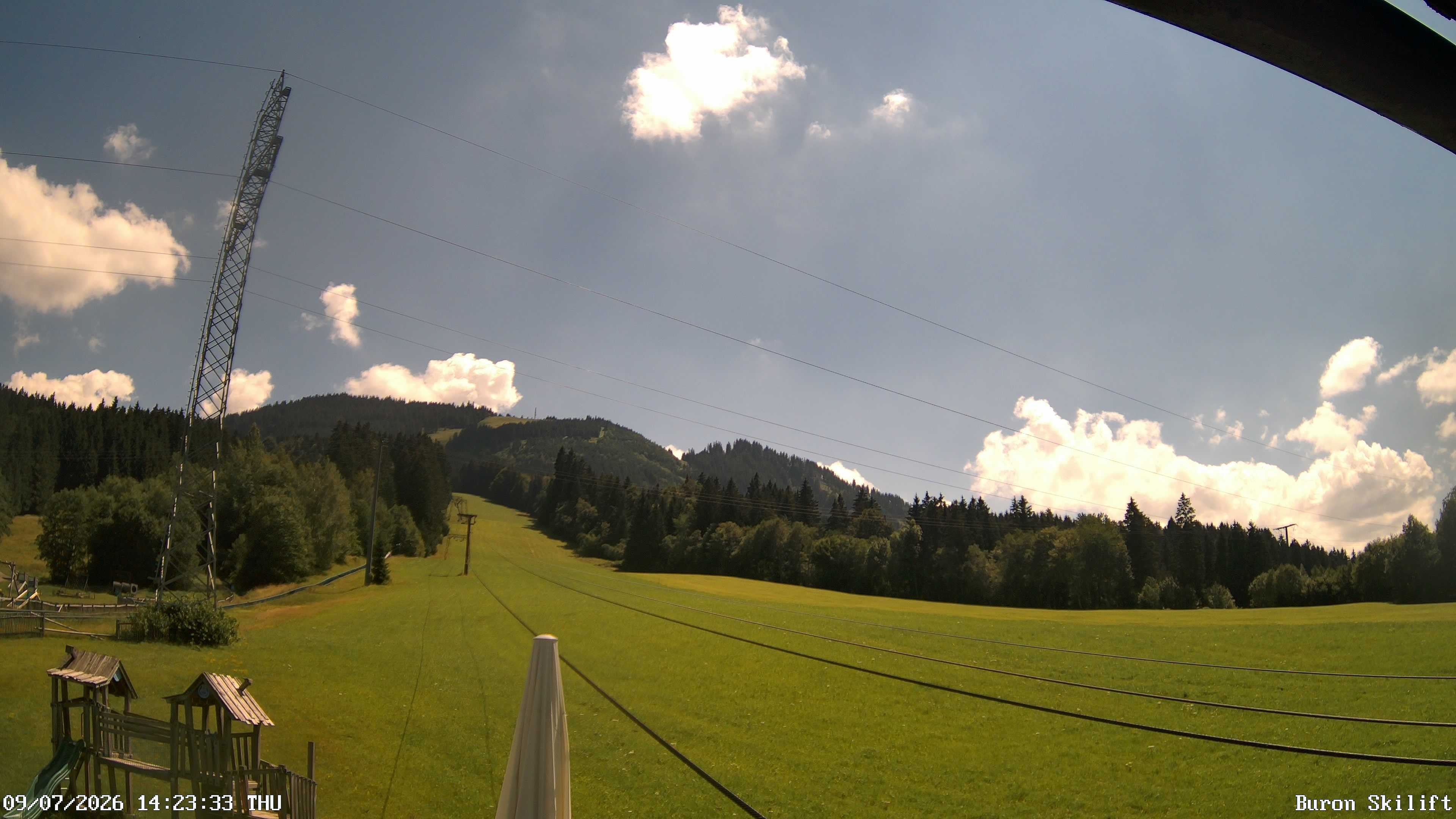 Archiv Foto Webcam Blick von der Talstation des Schlepplifts Buron auf den Lift und die Piste