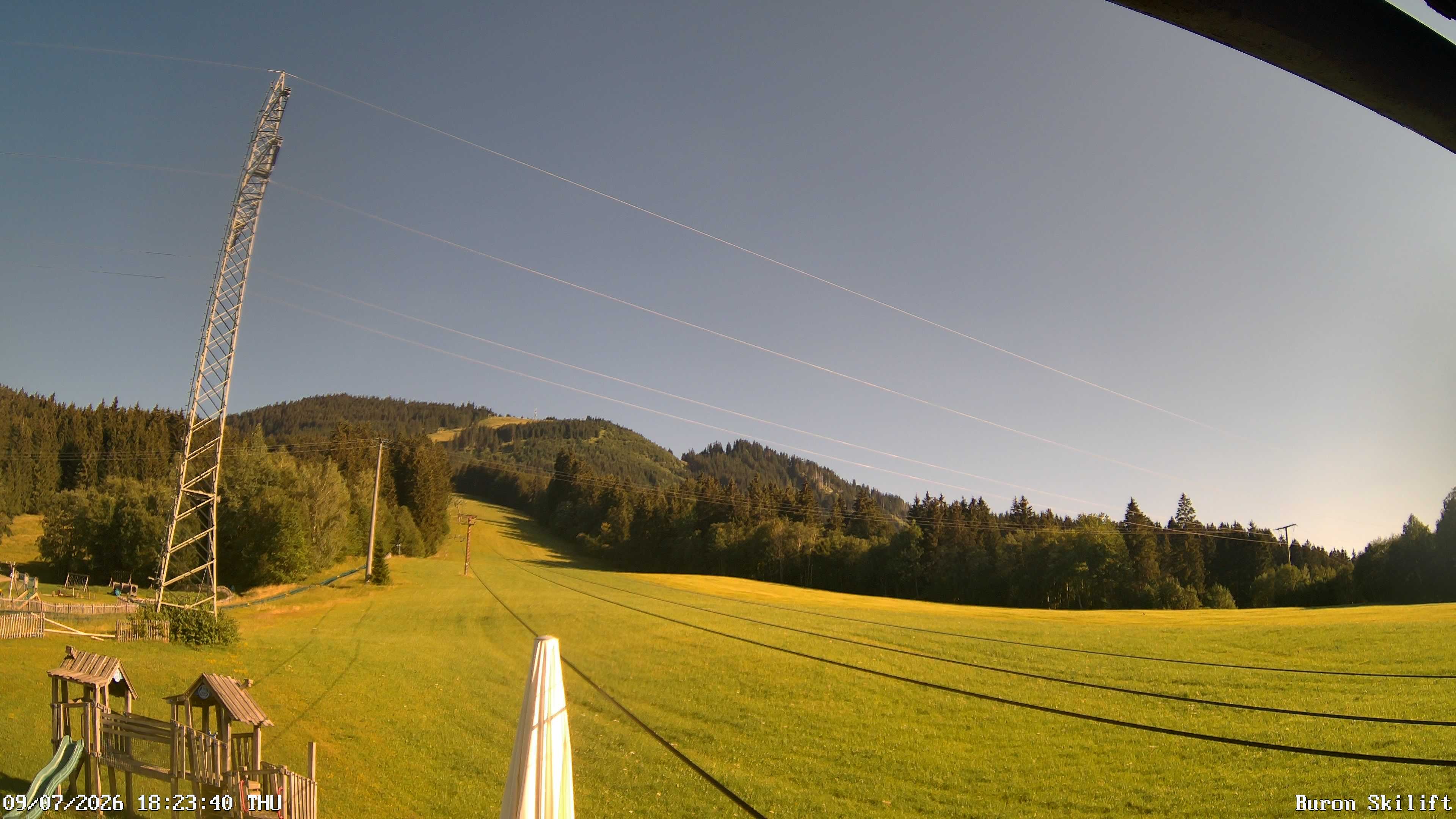 Archiv Foto Webcam Blick von der Talstation des Schlepplifts Buron auf den Lift und die Piste