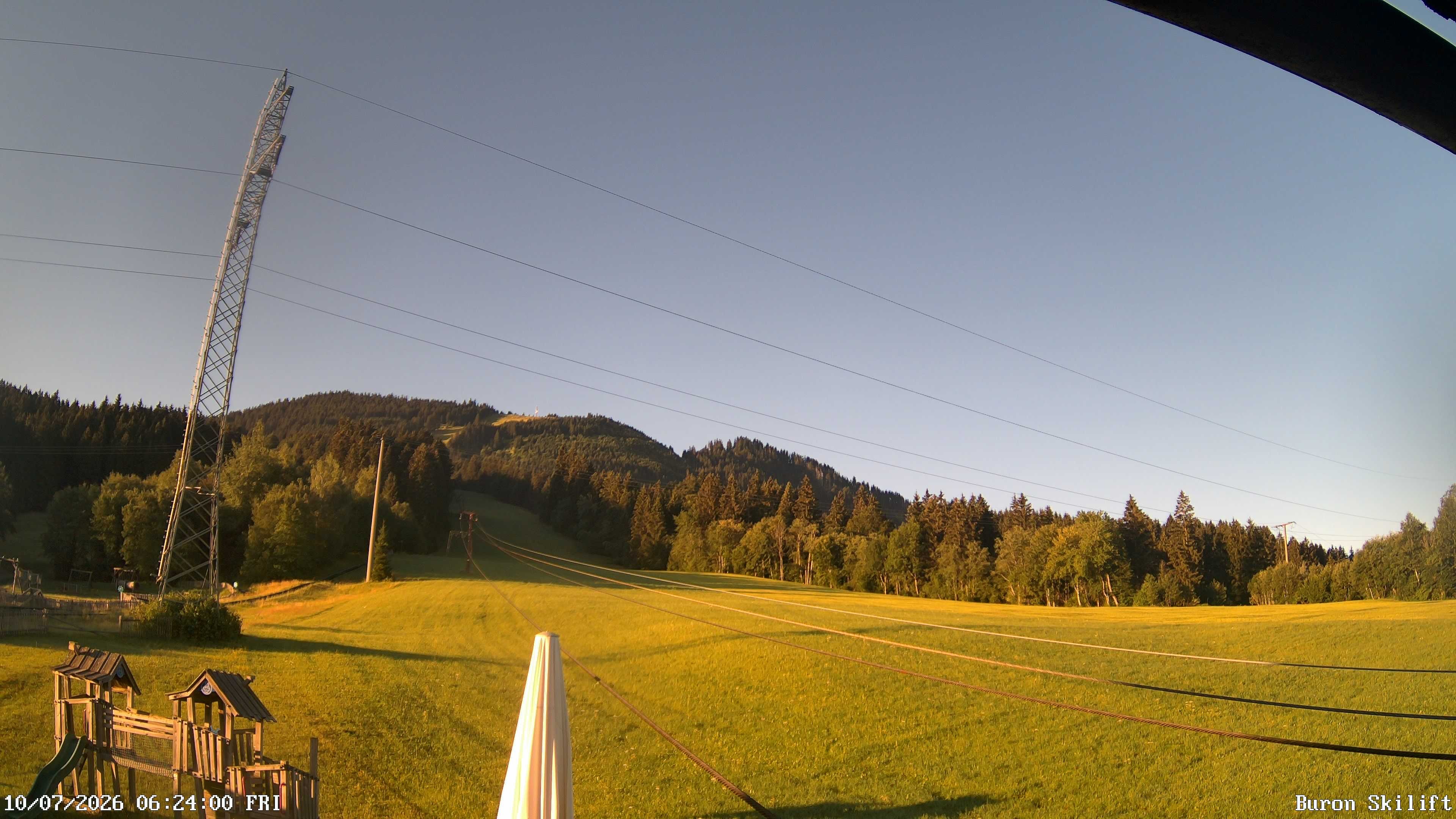Archiv Foto Webcam Blick von der Talstation des Schlepplifts Buron auf den Lift und die Piste