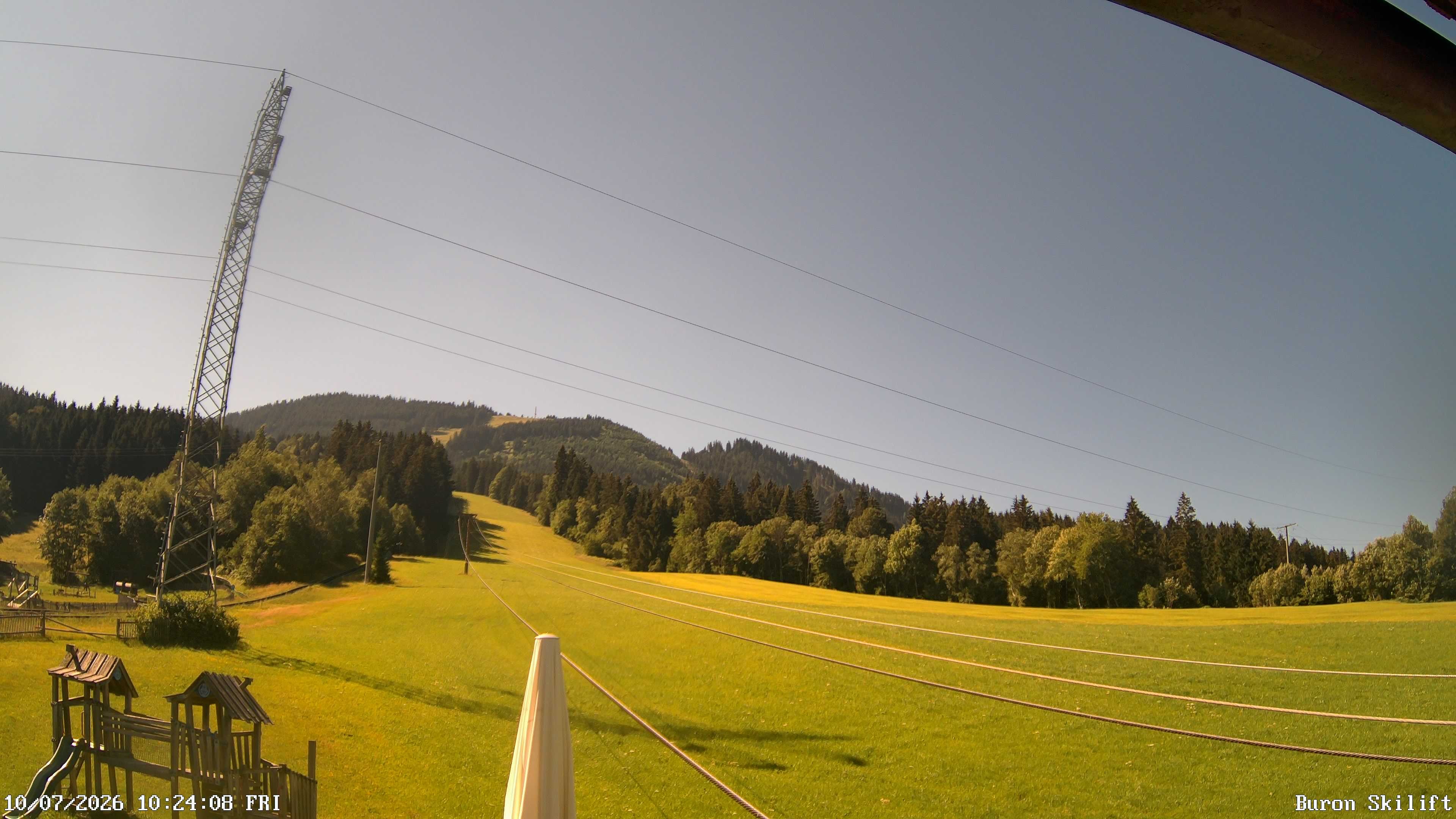 Archiv Foto Webcam Blick von der Talstation des Schlepplifts Buron auf den Lift und die Piste