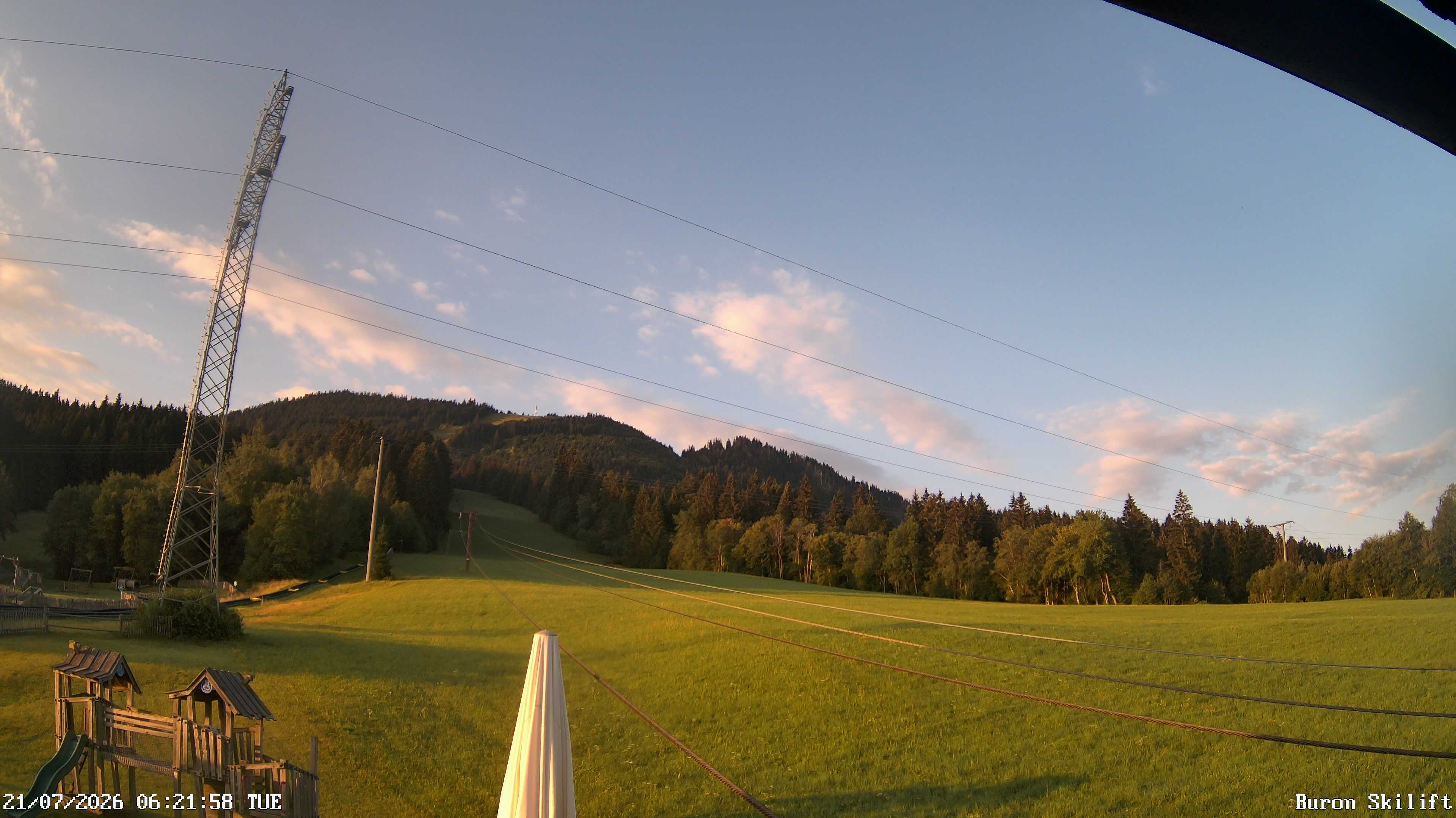 Archiv Foto Webcam Blick von der Talstation des Schlepplifts Buron auf den Lift und die Piste