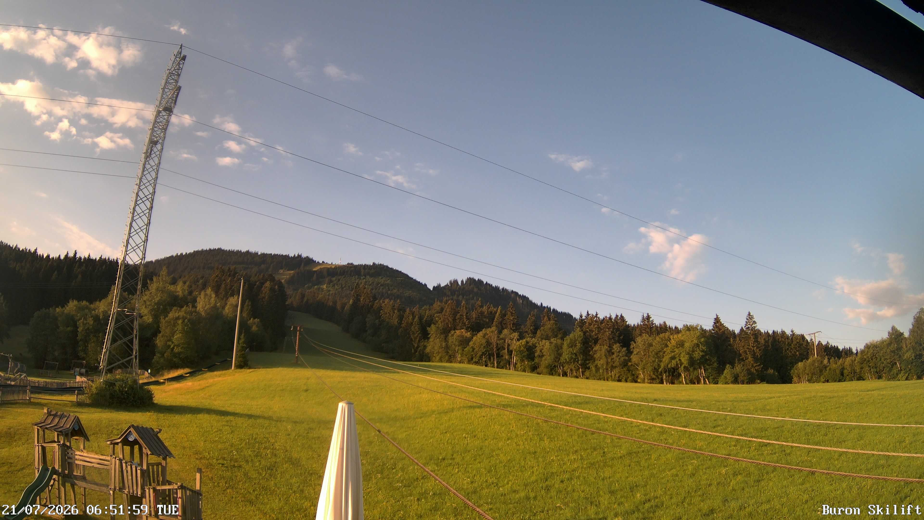 Archiv Foto Webcam Blick von der Talstation des Schlepplifts Buron auf den Lift und die Piste