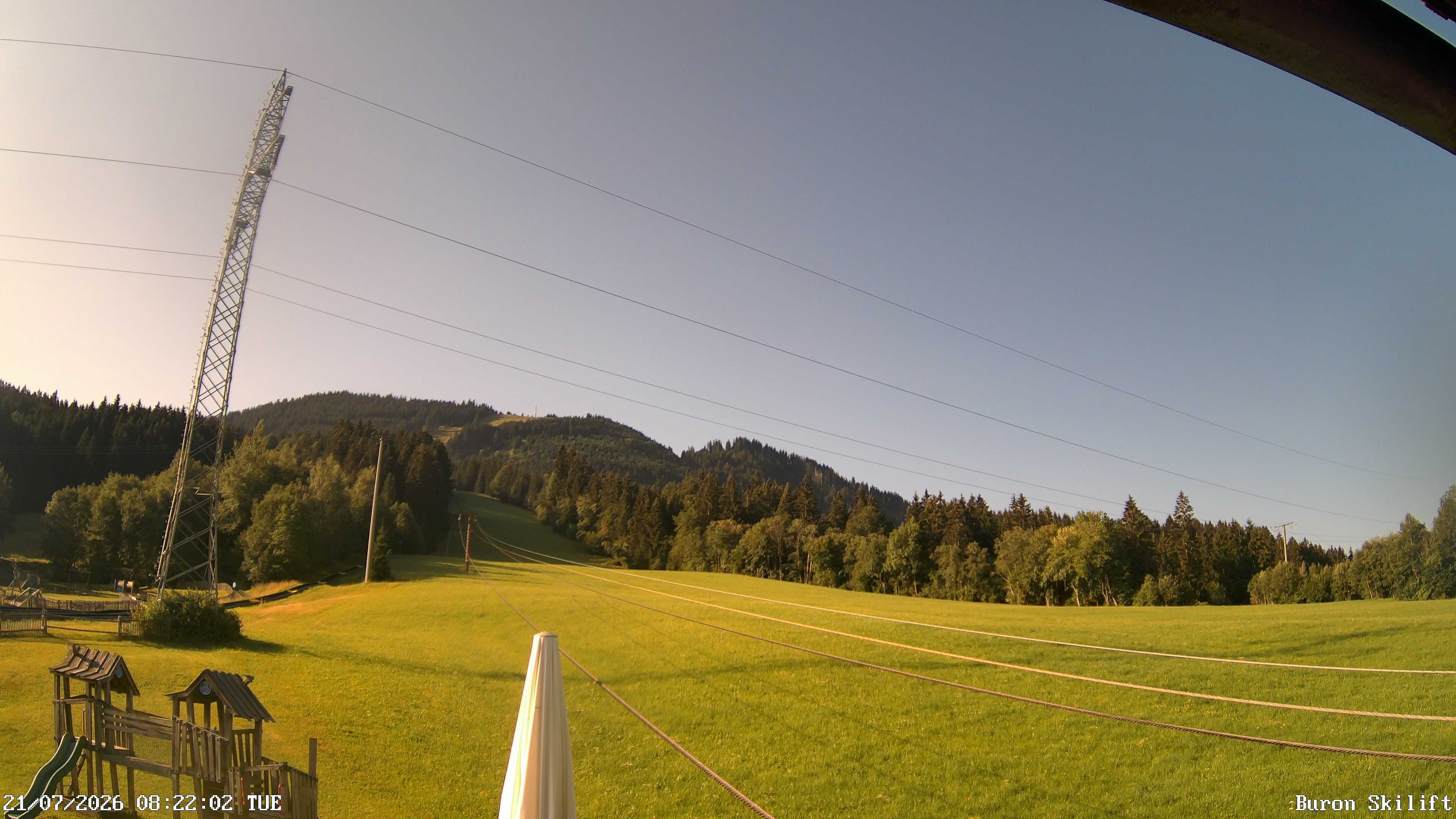 Archiv Foto Webcam Blick von der Talstation des Schlepplifts Buron auf den Lift und die Piste