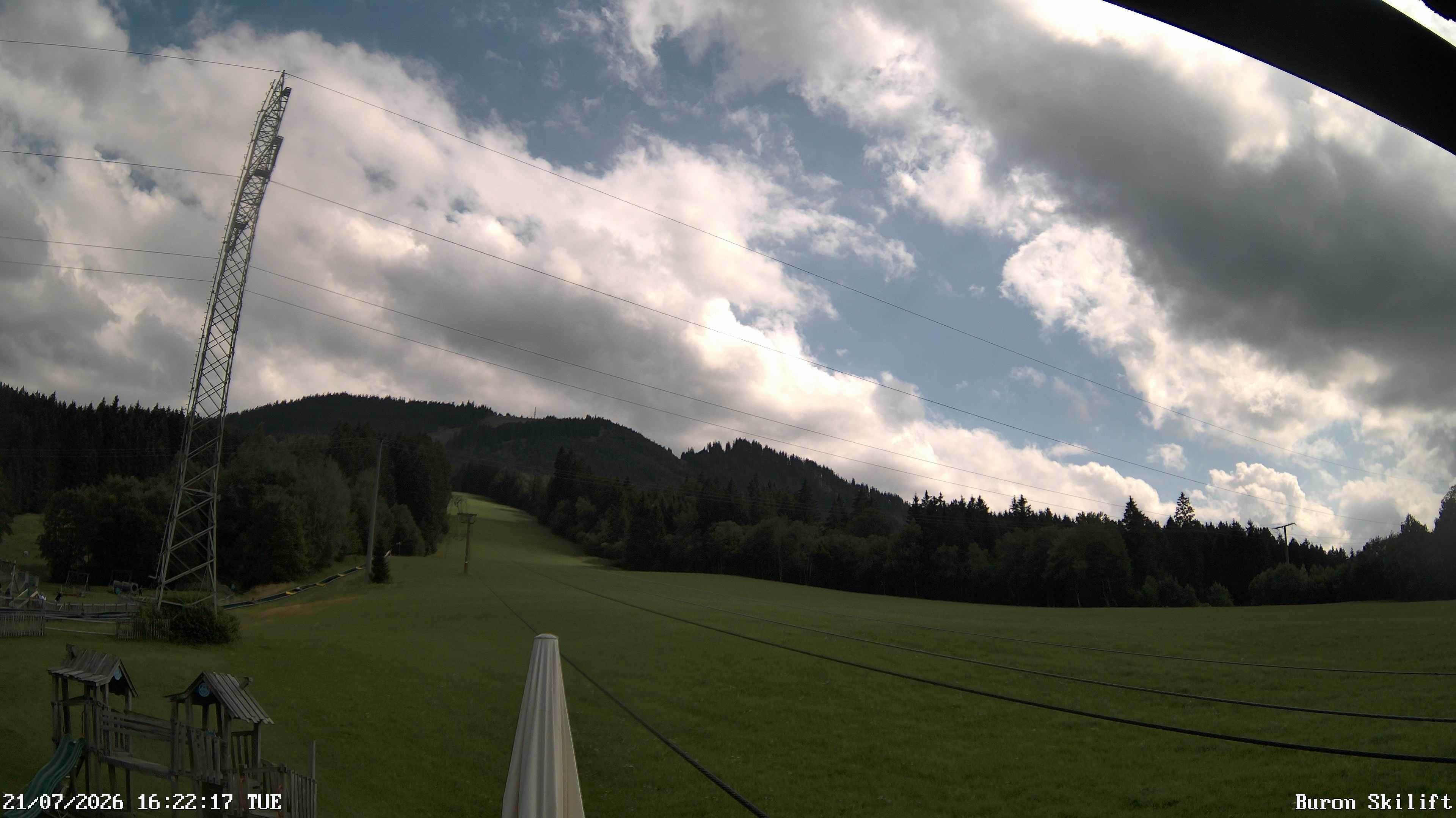 Archiv Foto Webcam Blick von der Talstation des Schlepplifts Buron auf den Lift und die Piste