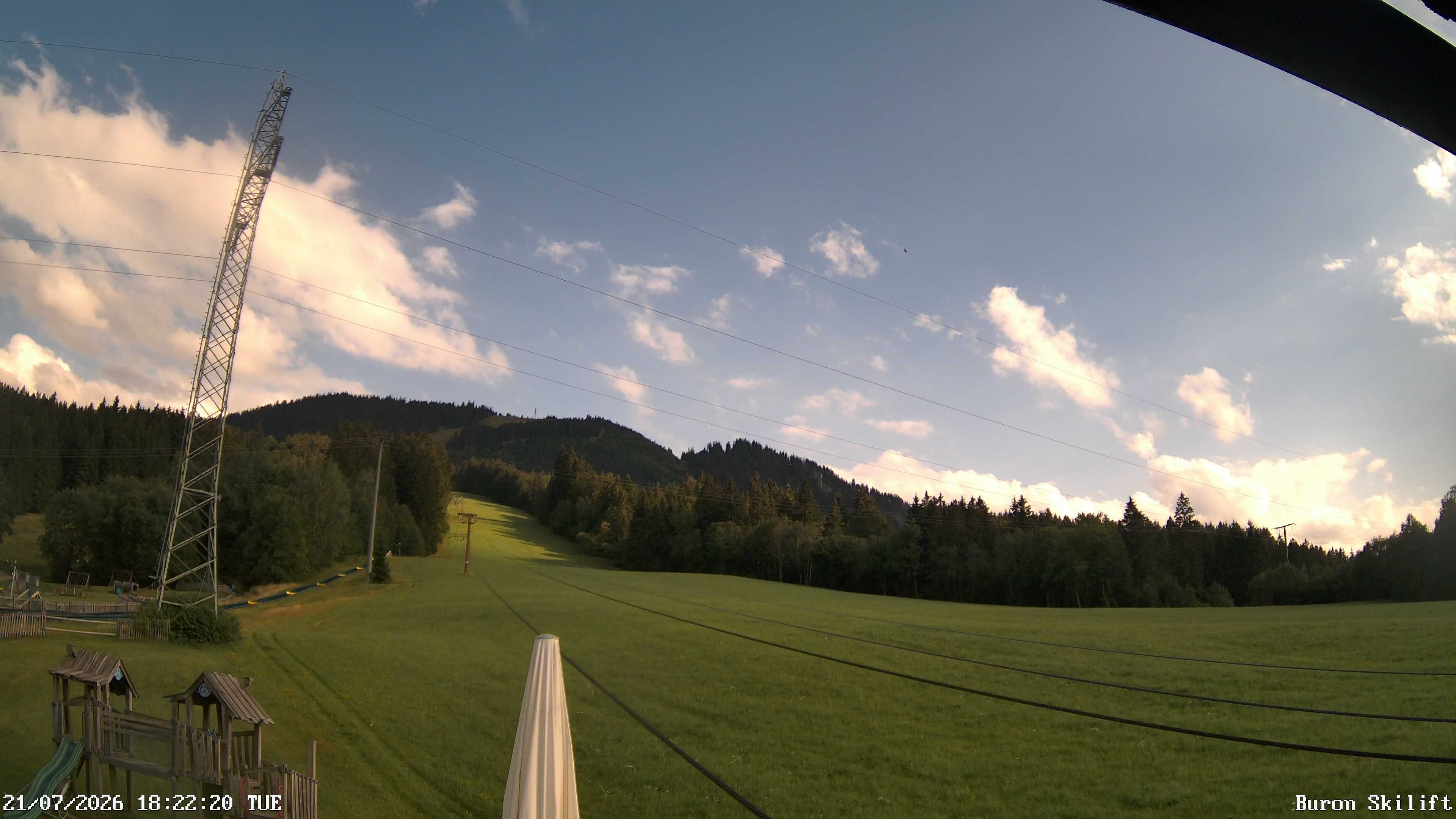 Archiv Foto Webcam Blick von der Talstation des Schlepplifts Buron auf den Lift und die Piste