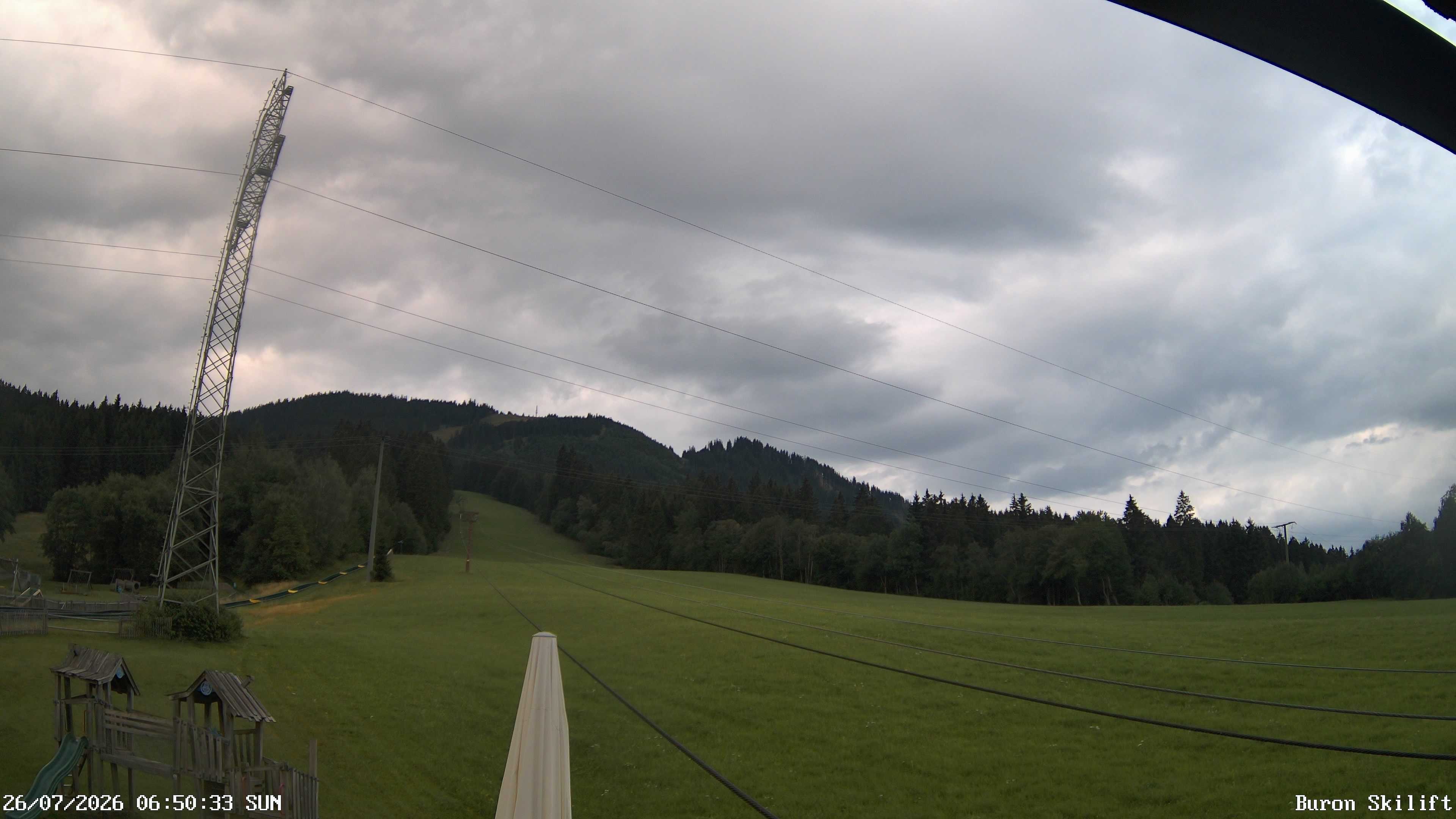 Archiv Foto Webcam Blick von der Talstation des Schlepplifts Buron auf den Lift und die Piste