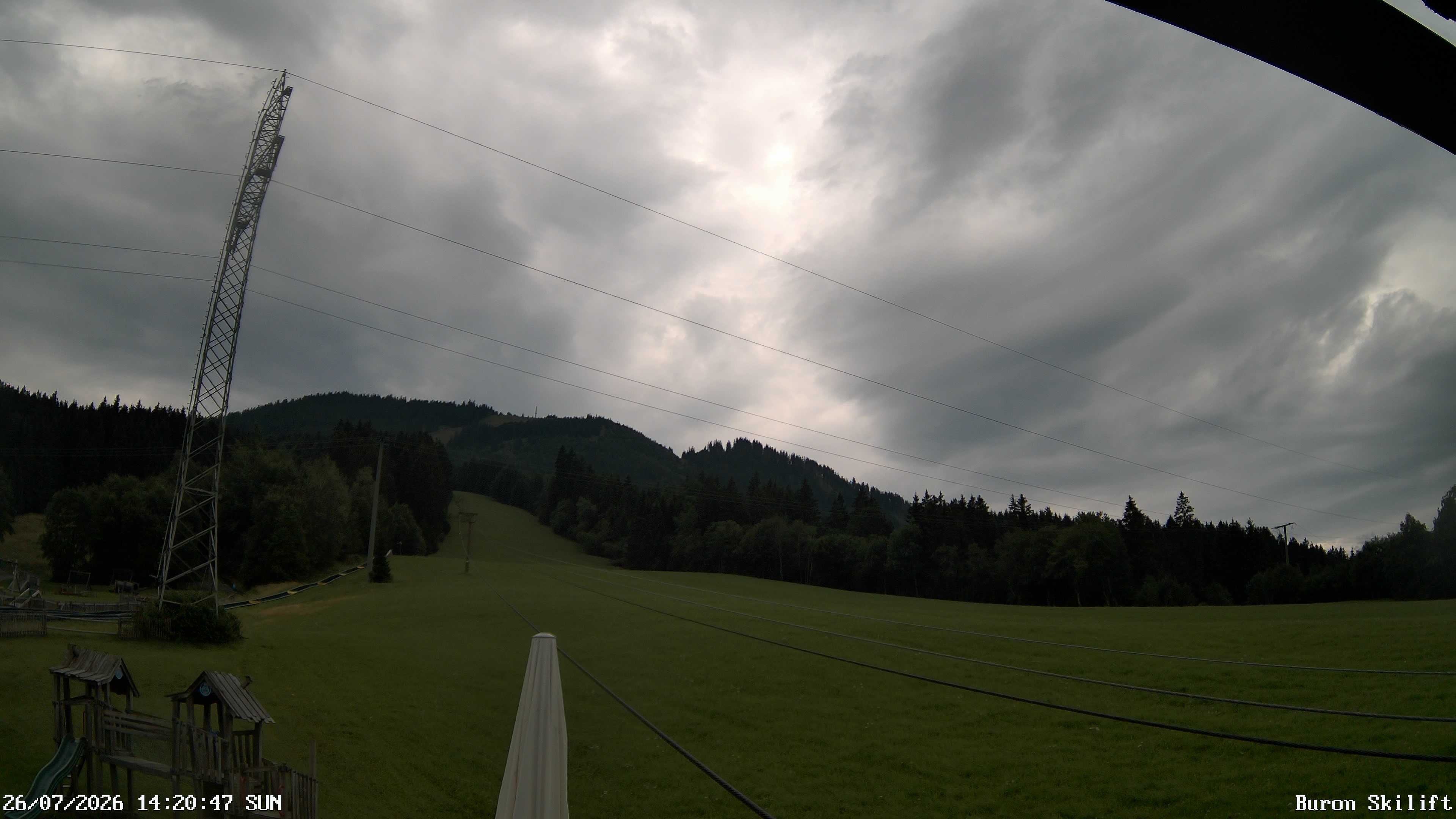 Archiv Foto Webcam Blick von der Talstation des Schlepplifts Buron auf den Lift und die Piste