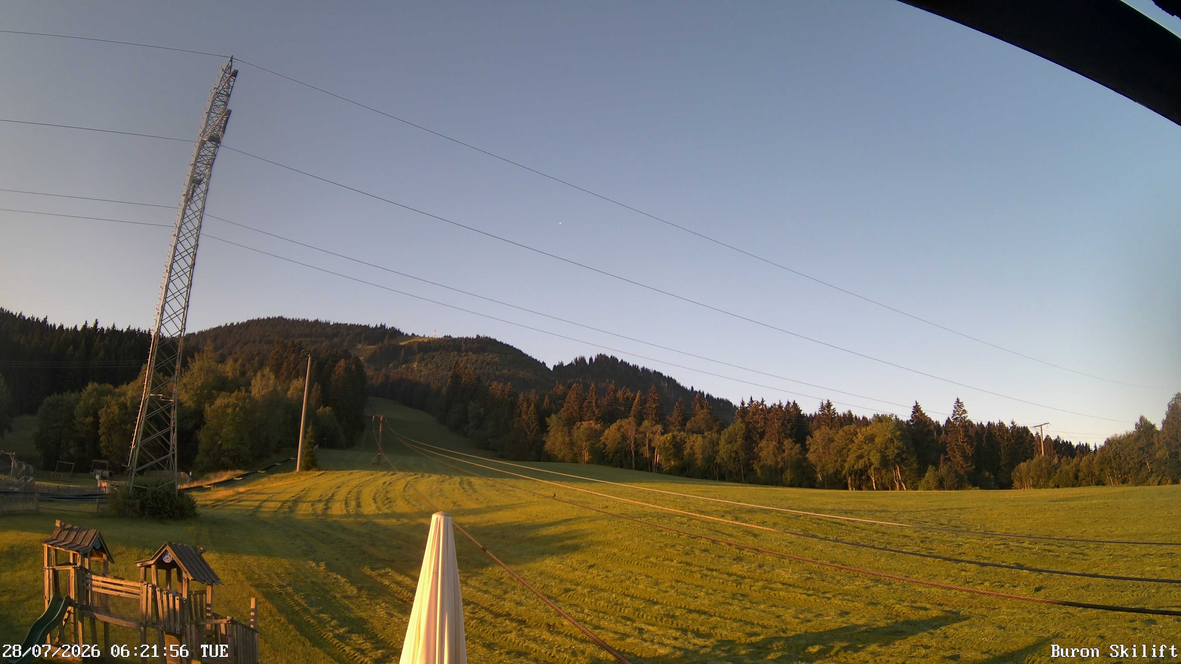 Archiv Foto Webcam Blick von der Talstation des Schlepplifts Buron auf den Lift und die Piste