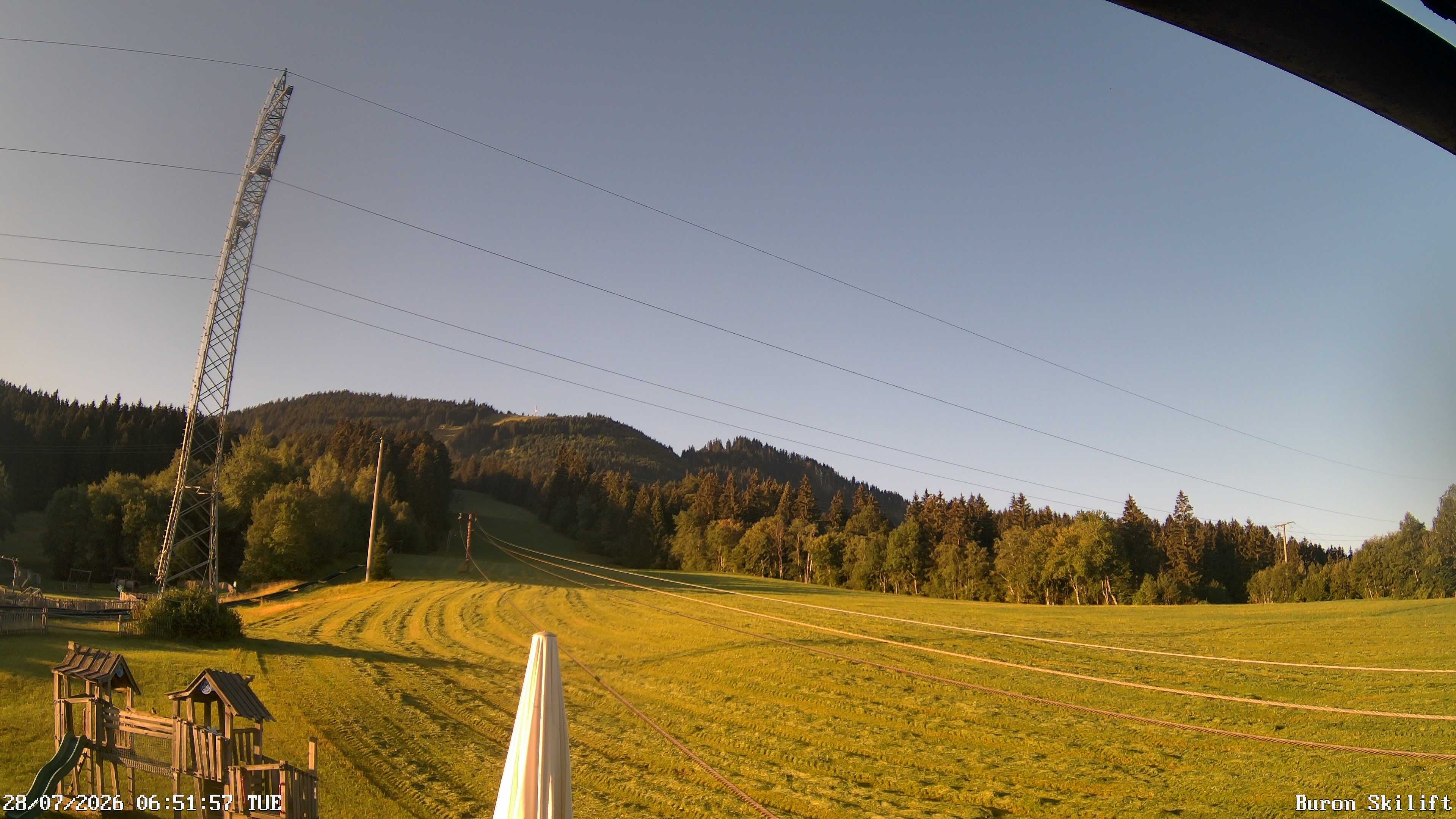 Archiv Foto Webcam Blick von der Talstation des Schlepplifts Buron auf den Lift und die Piste
