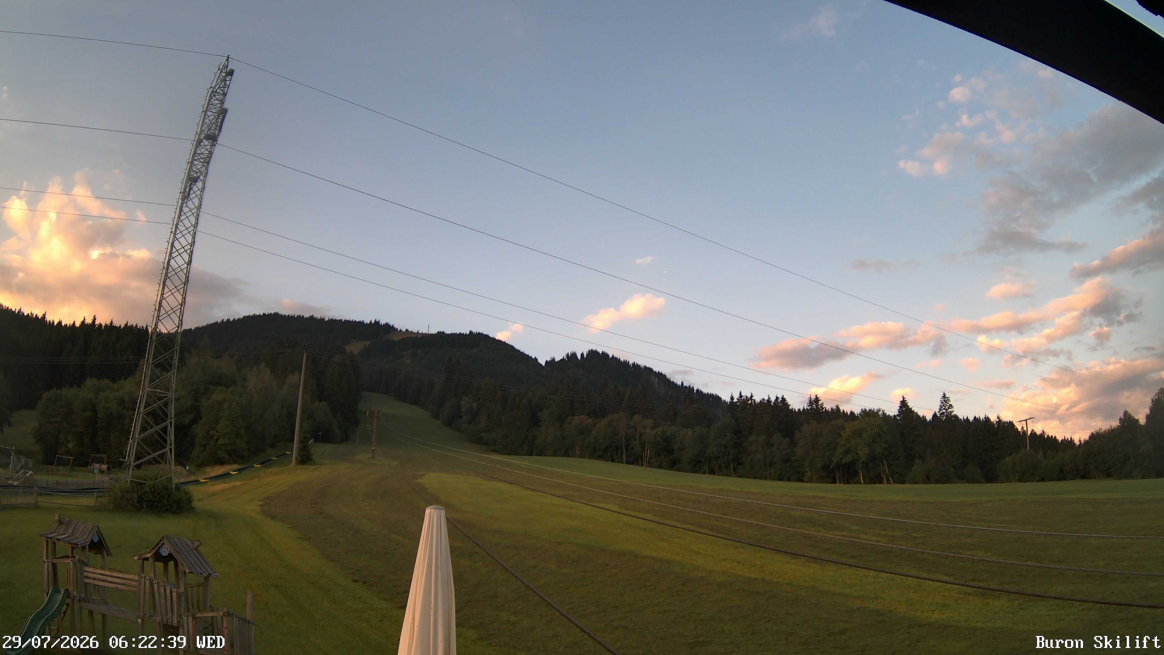 Archiv Foto Webcam Blick von der Talstation des Schlepplifts Buron auf den Lift und die Piste