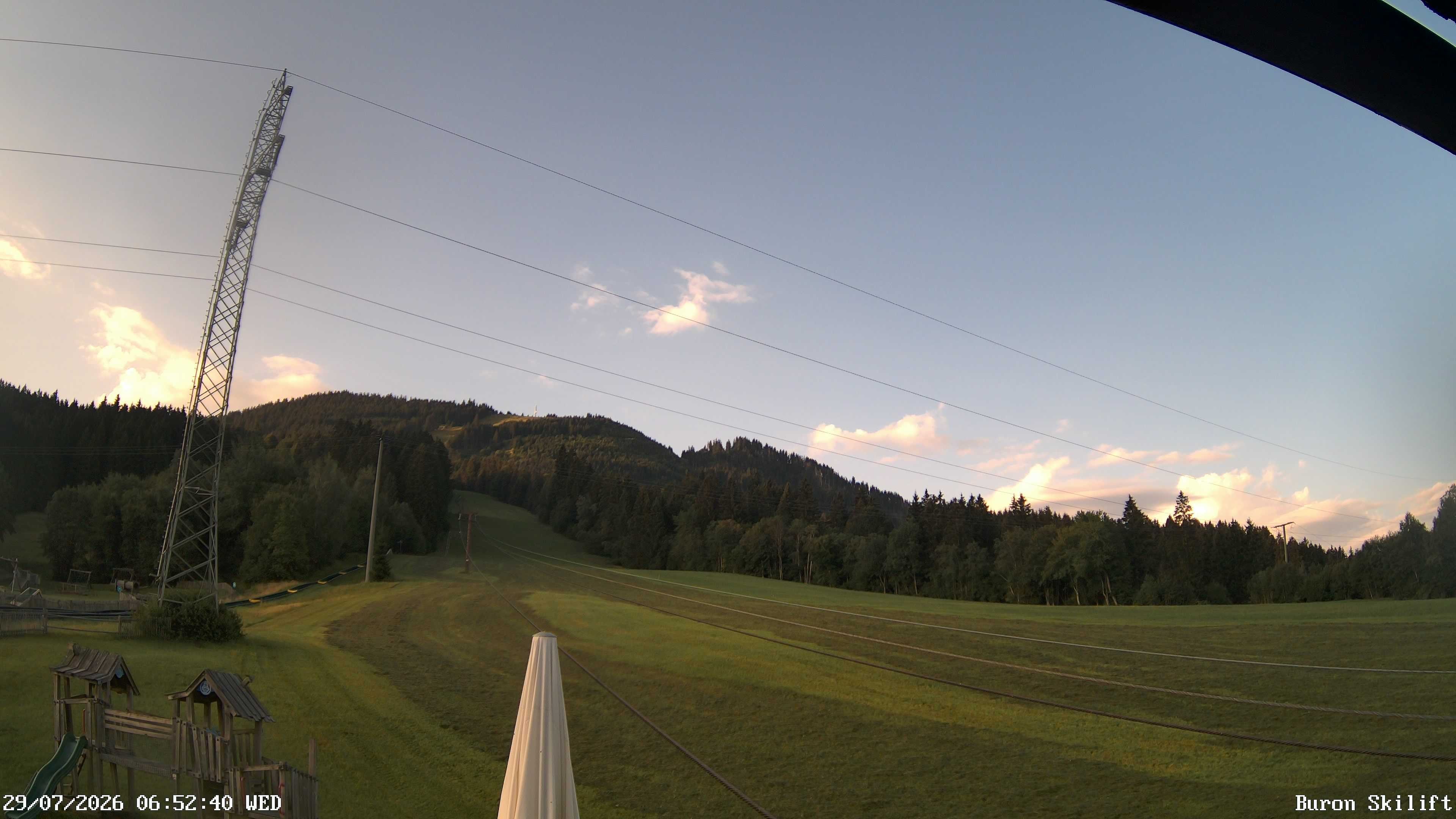 Archiv Foto Webcam Blick von der Talstation des Schlepplifts Buron auf den Lift und die Piste
