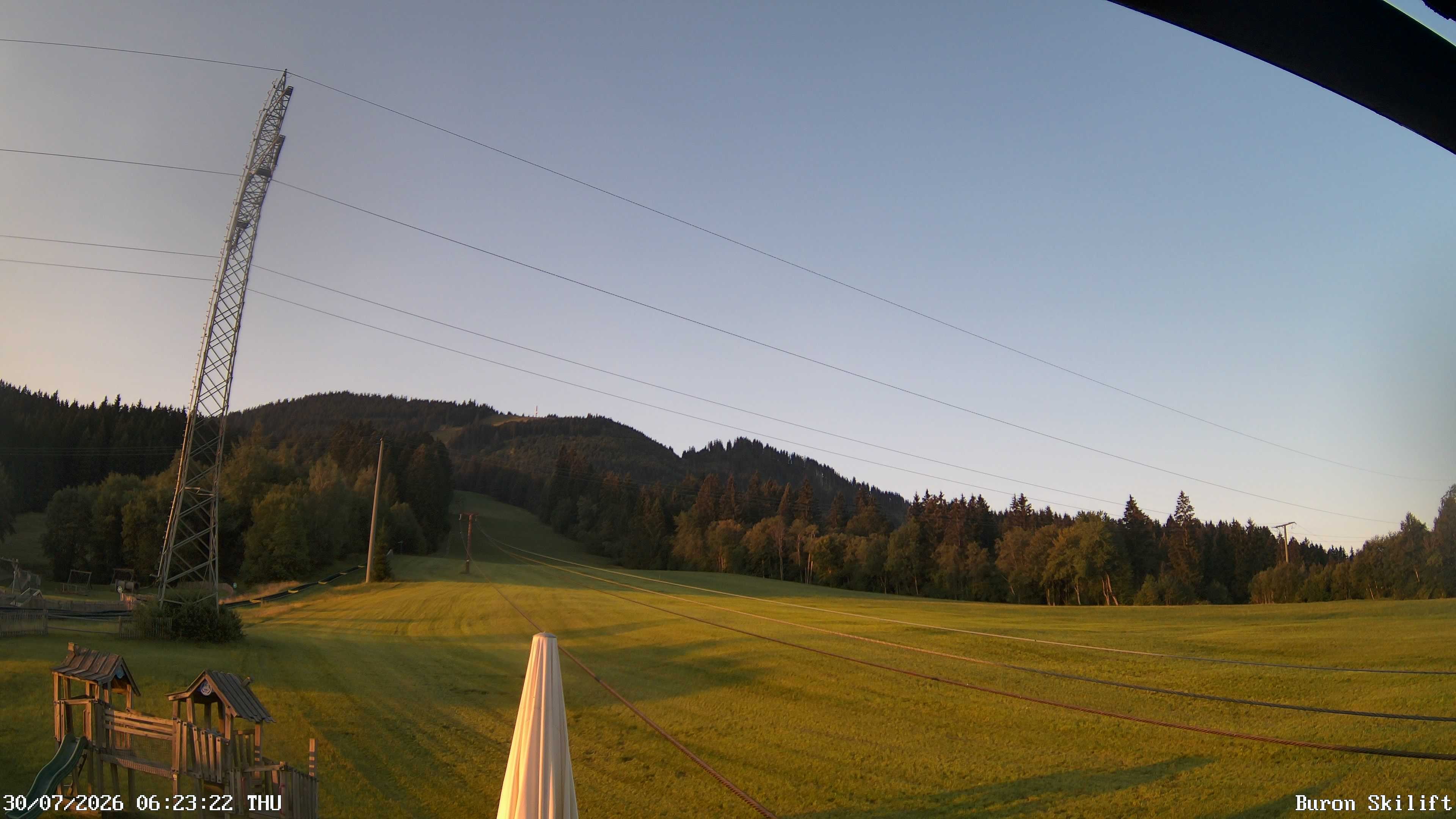 Archiv Foto Webcam Blick von der Talstation des Schlepplifts Buron auf den Lift und die Piste