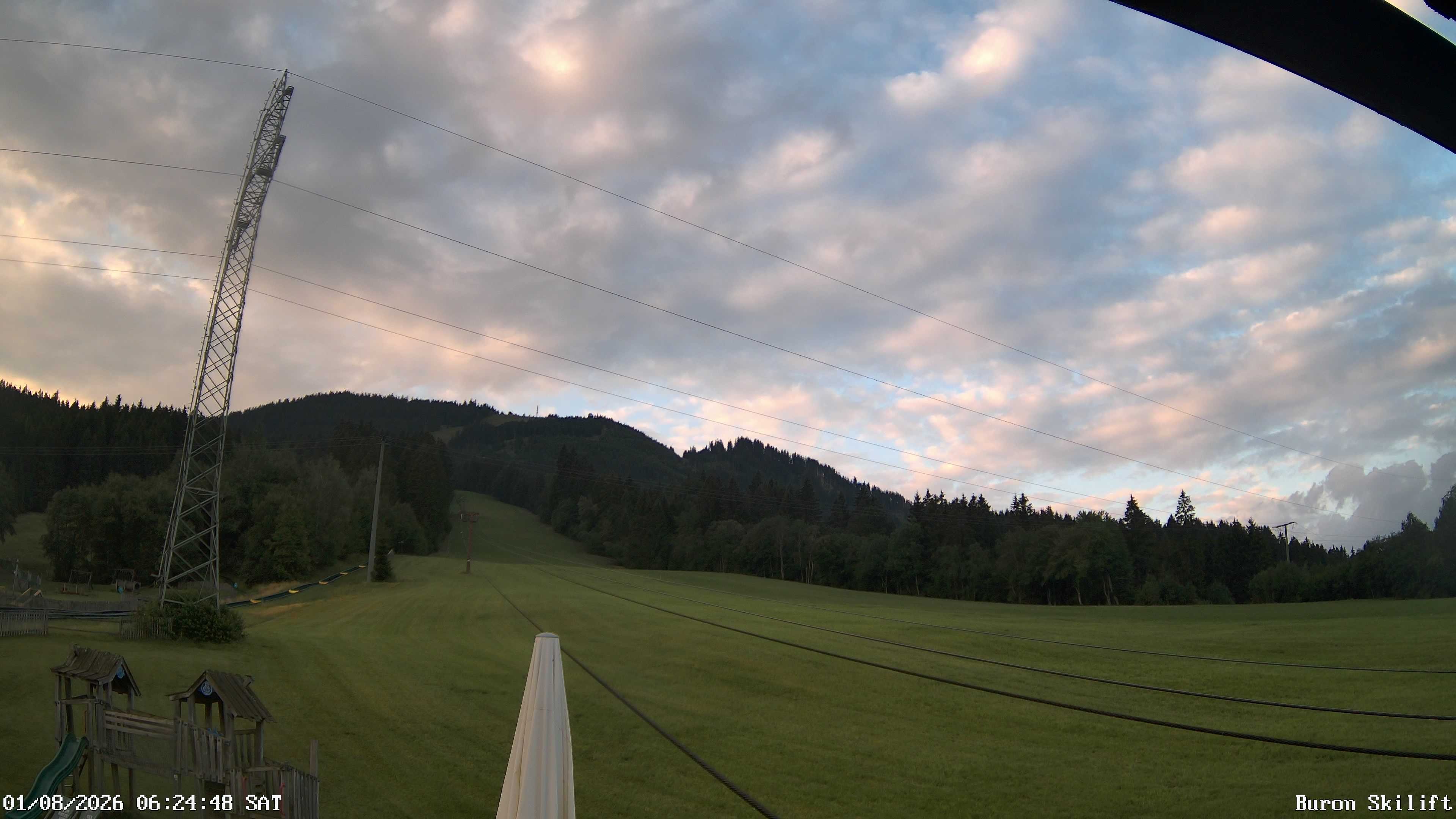 Archiv Foto Webcam Blick von der Talstation des Schlepplifts Buron auf den Lift und die Piste