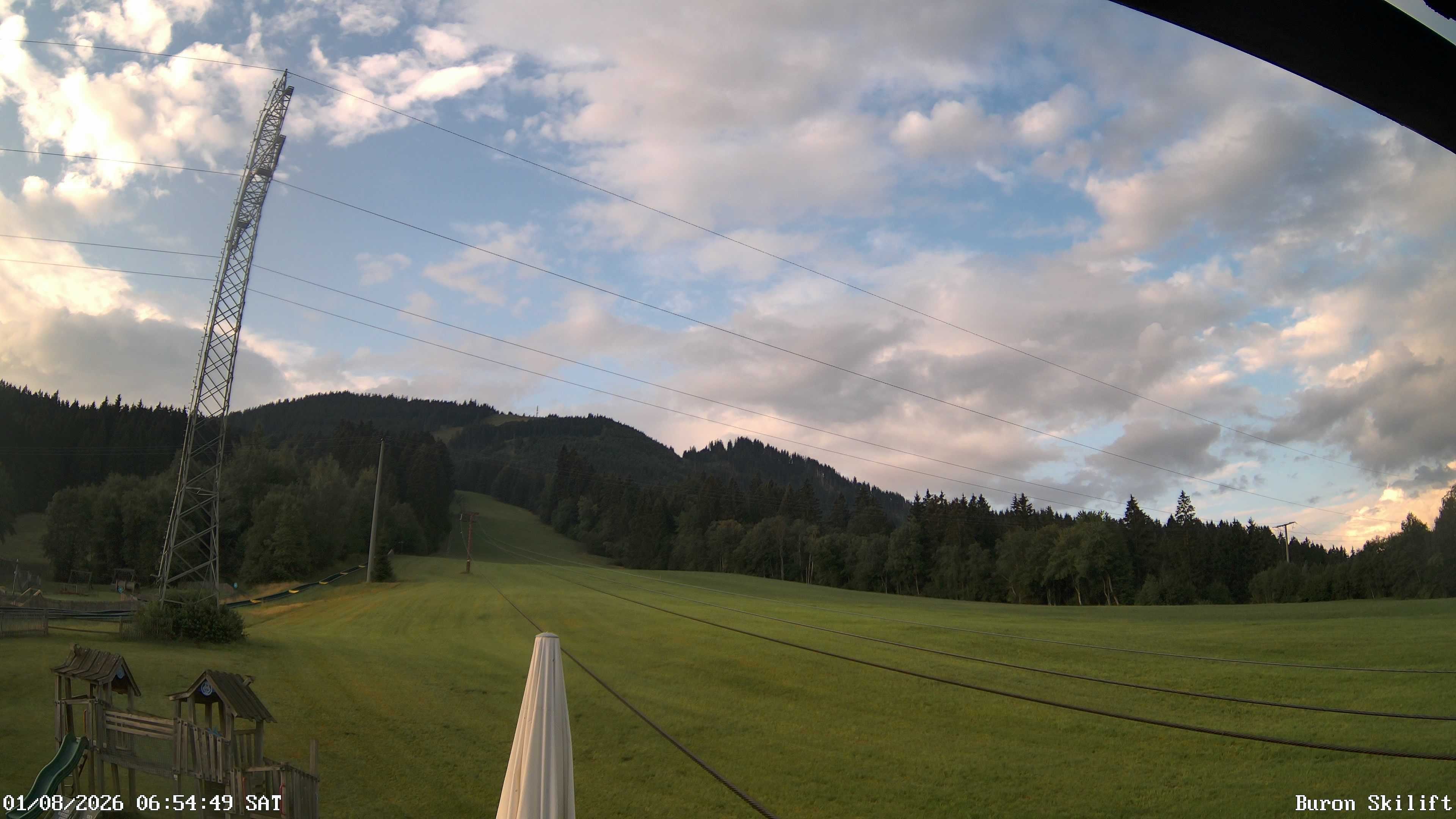 Archiv Foto Webcam Blick von der Talstation des Schlepplifts Buron auf den Lift und die Piste
