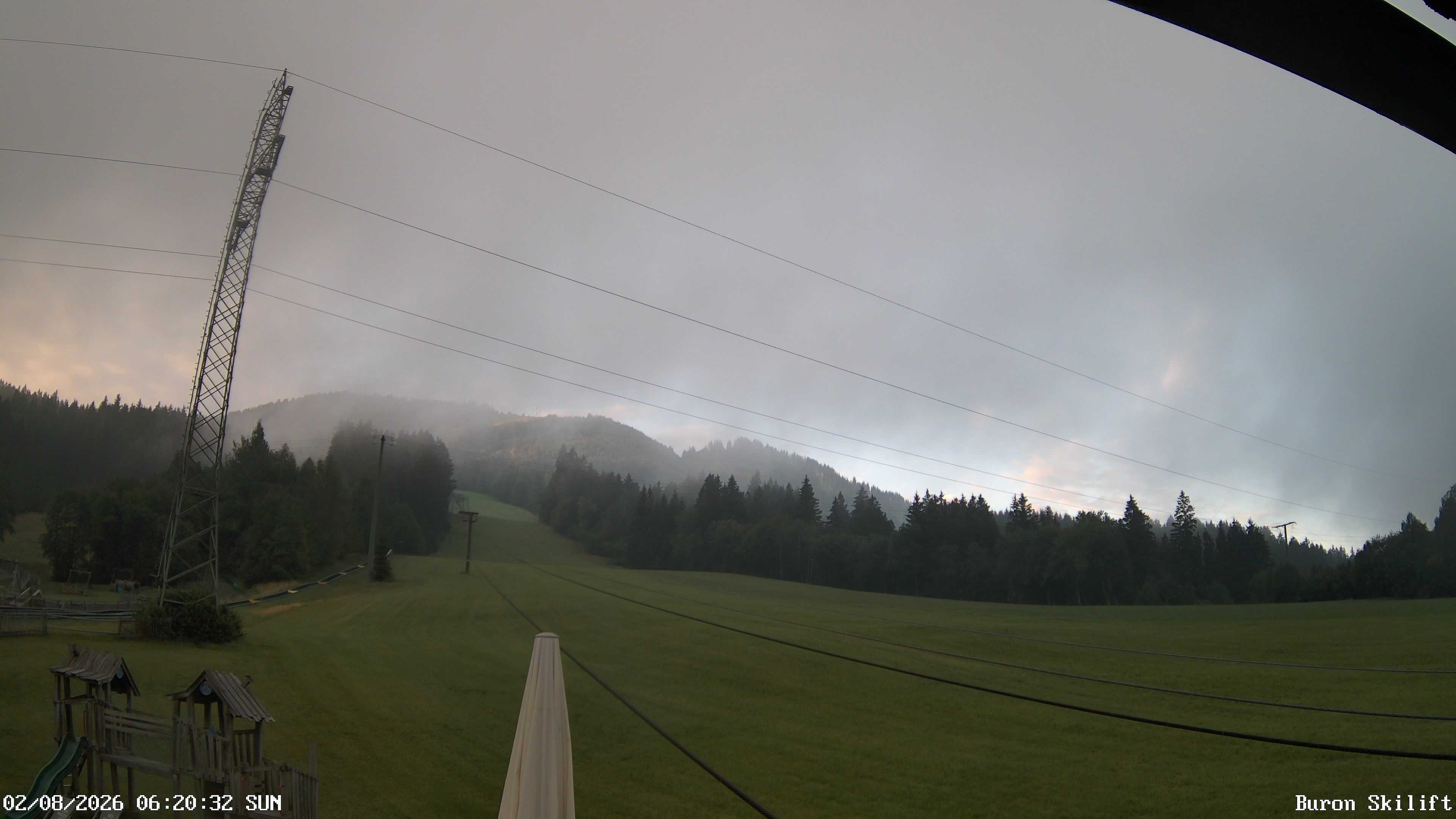 Archiv Foto Webcam Blick von der Talstation des Schlepplifts Buron auf den Lift und die Piste