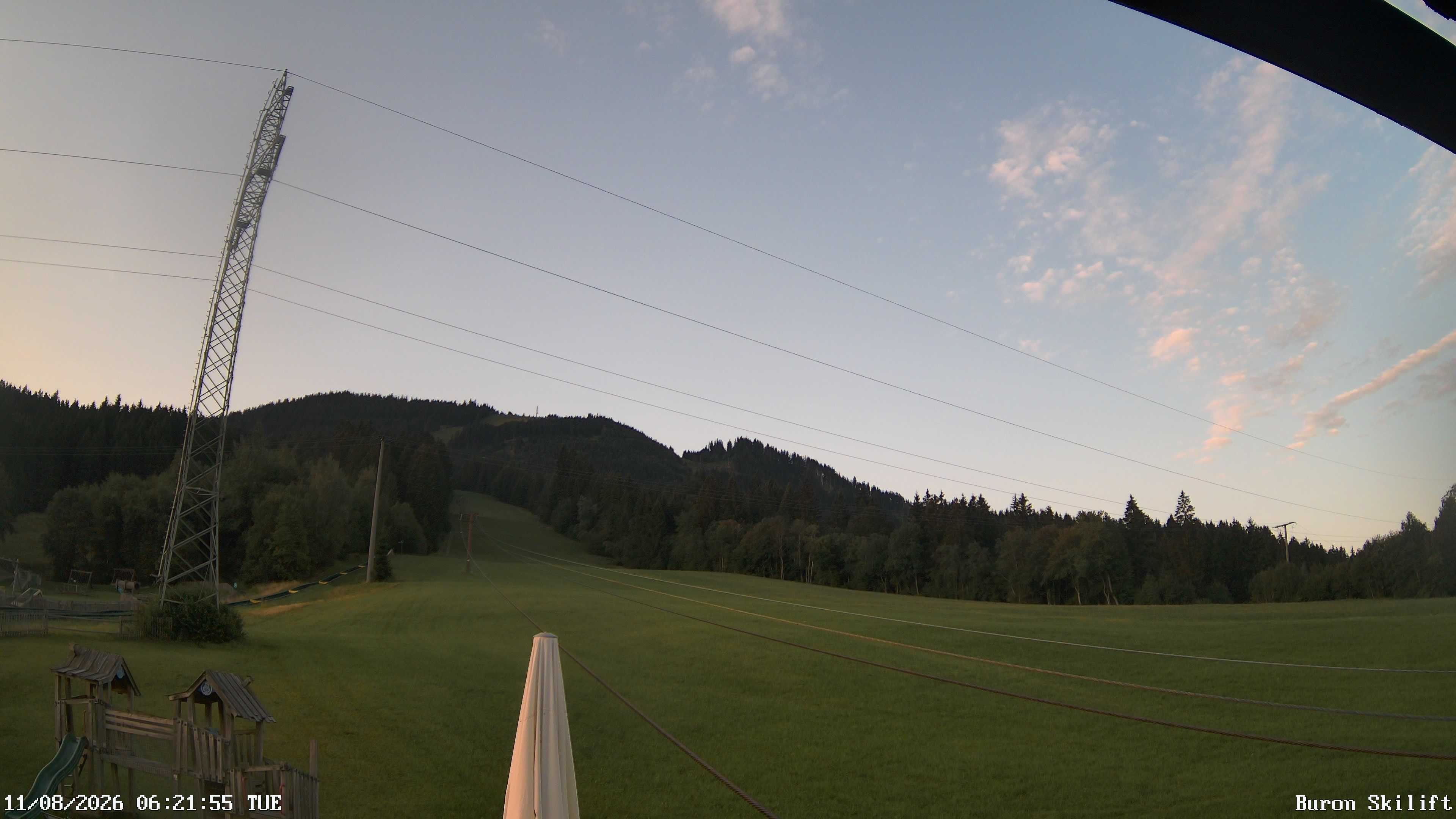 Archiv Foto Webcam Blick von der Talstation des Schlepplifts Buron auf den Lift und die Piste