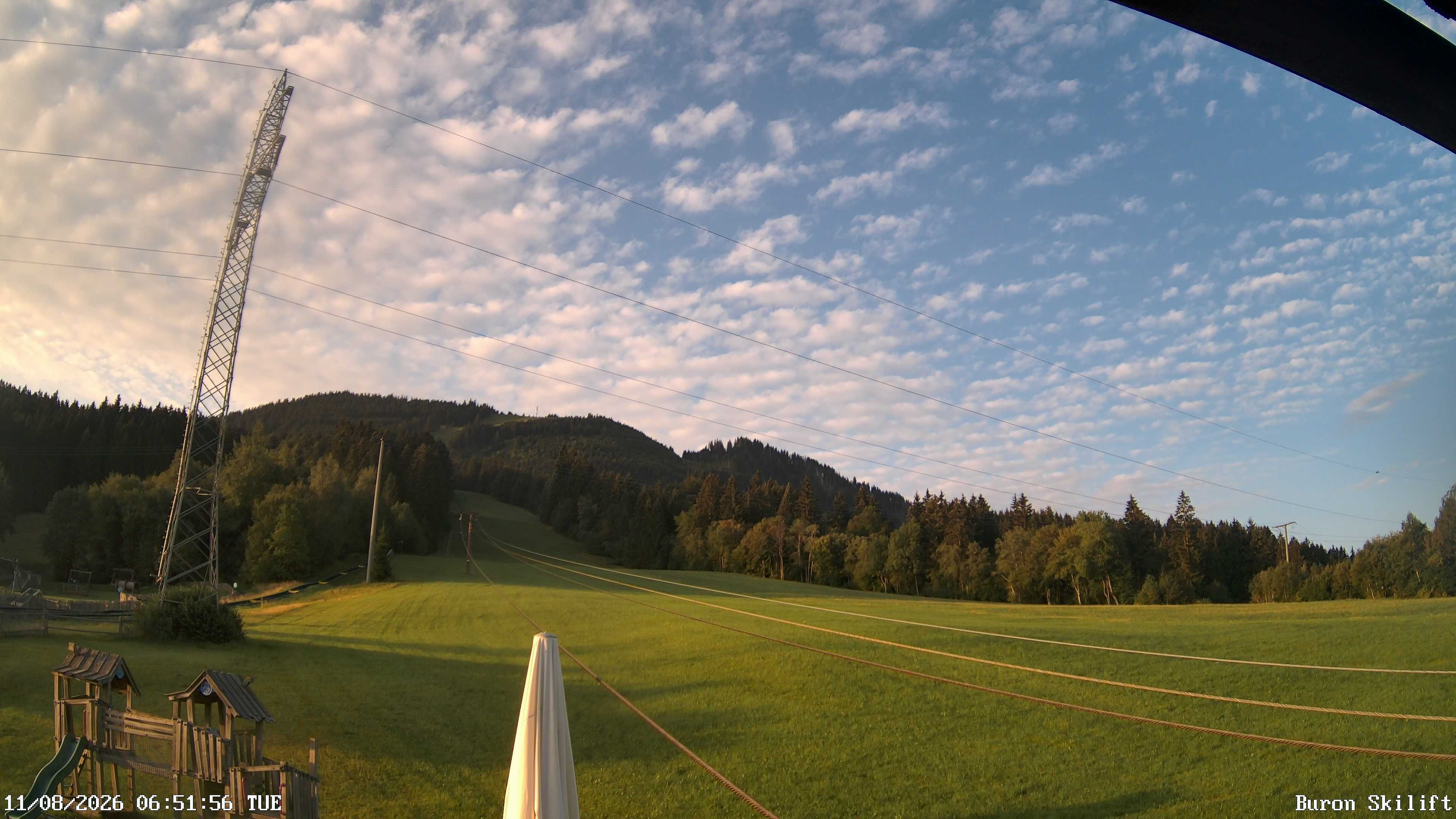 Archiv Foto Webcam Blick von der Talstation des Schlepplifts Buron auf den Lift und die Piste