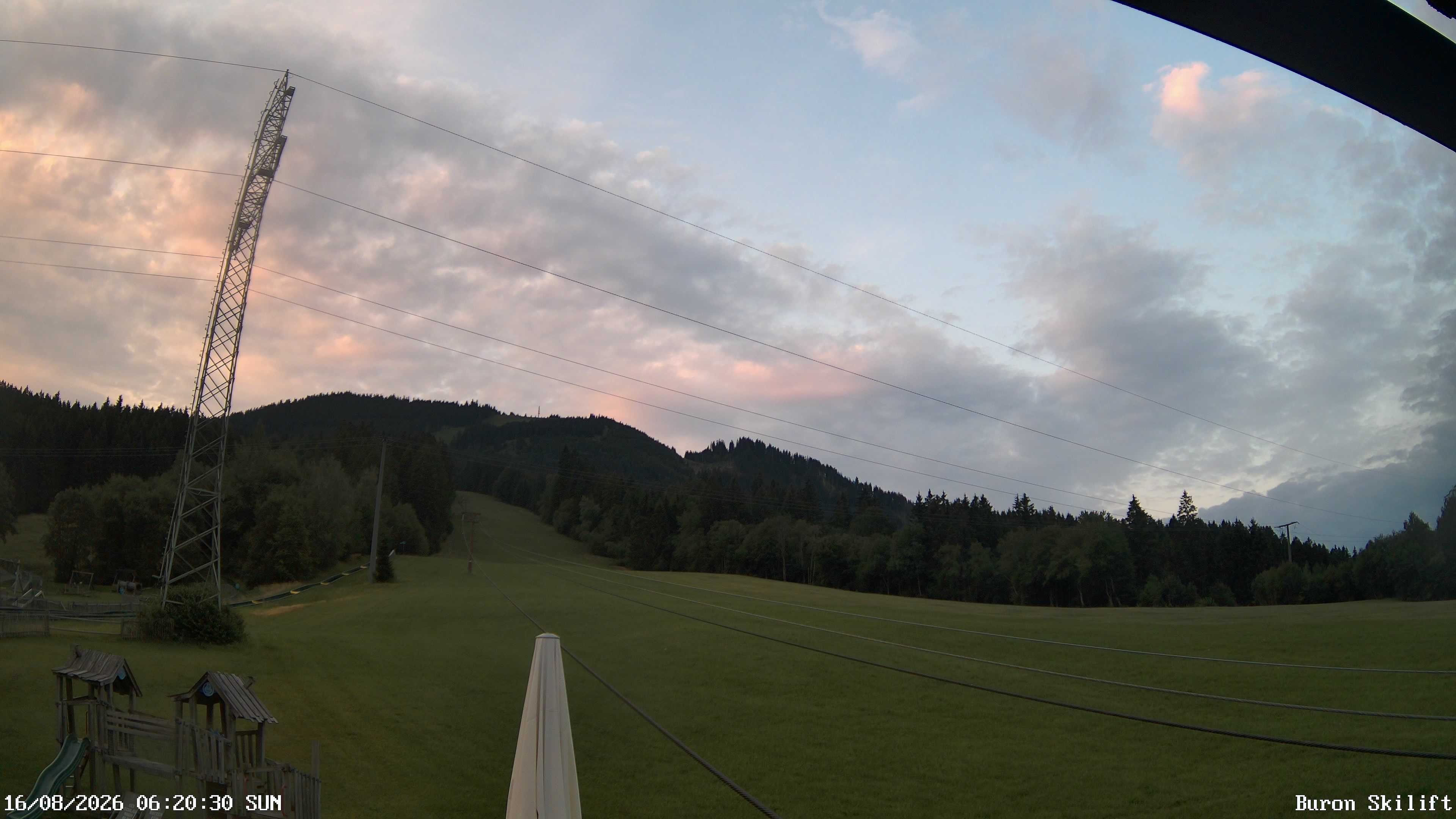 Archiv Foto Webcam Blick von der Talstation des Schlepplifts Buron auf den Lift und die Piste