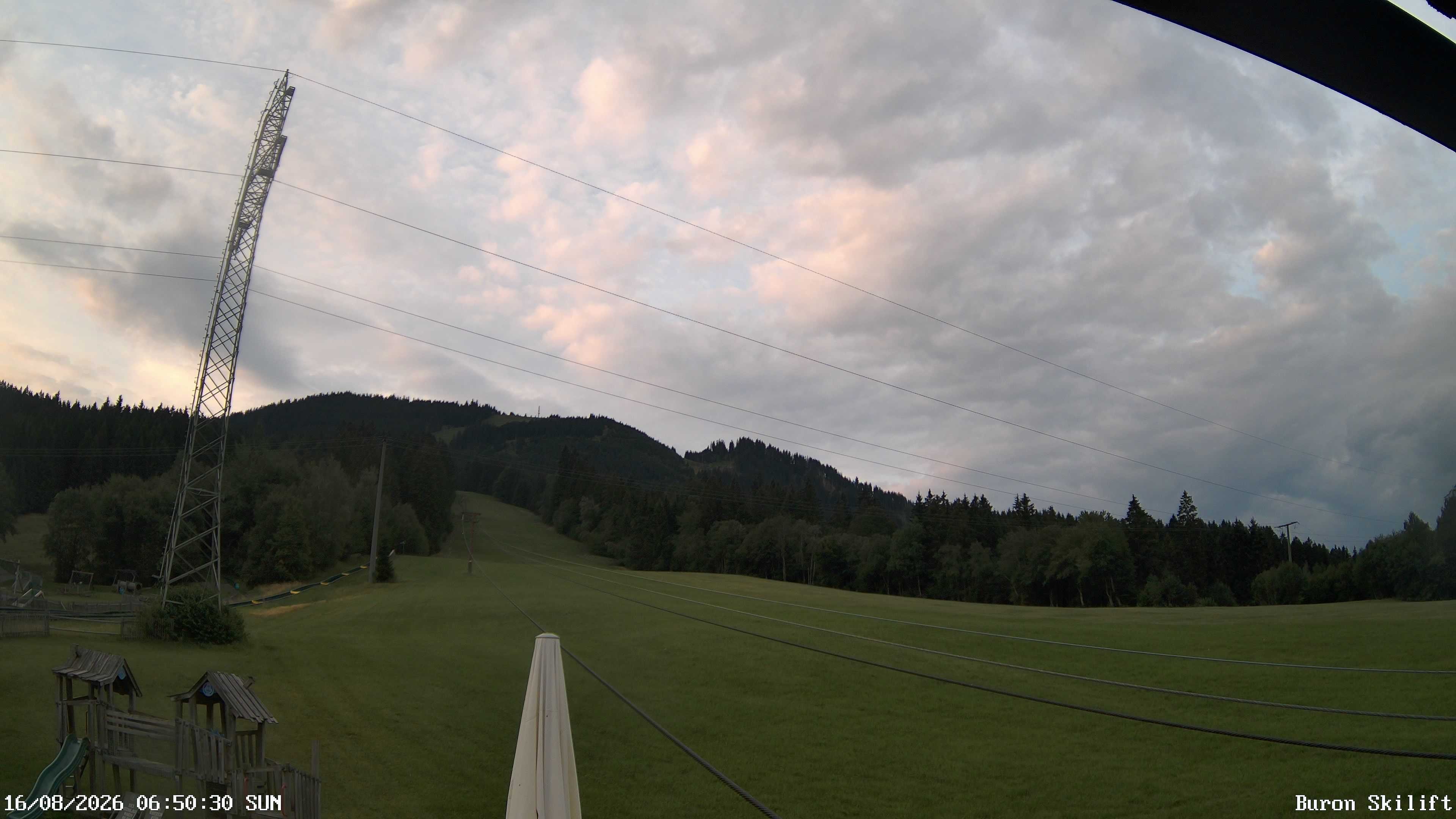 Archiv Foto Webcam Blick von der Talstation des Schlepplifts Buron auf den Lift und die Piste