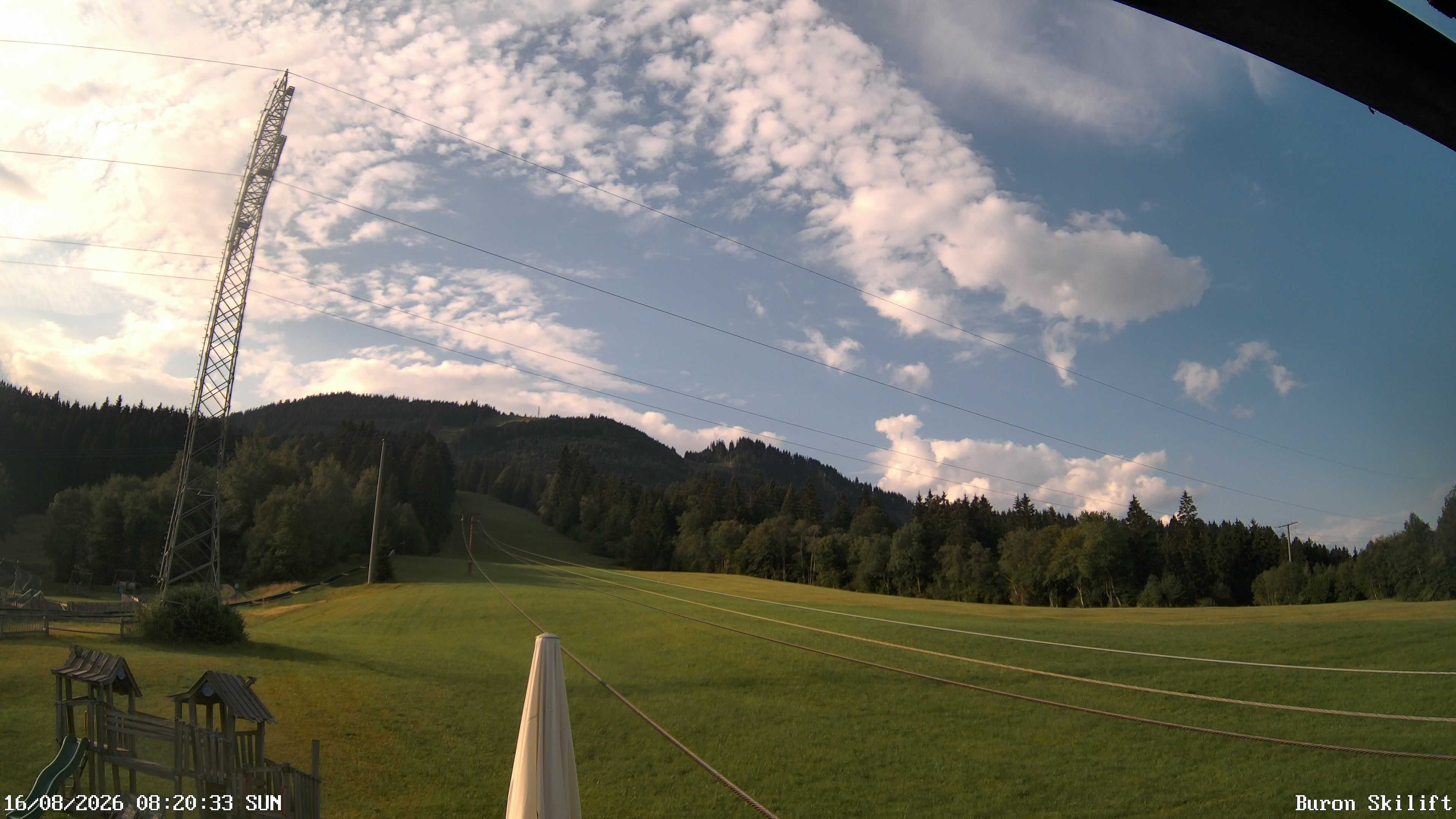 Archiv Foto Webcam Blick von der Talstation des Schlepplifts Buron auf den Lift und die Piste