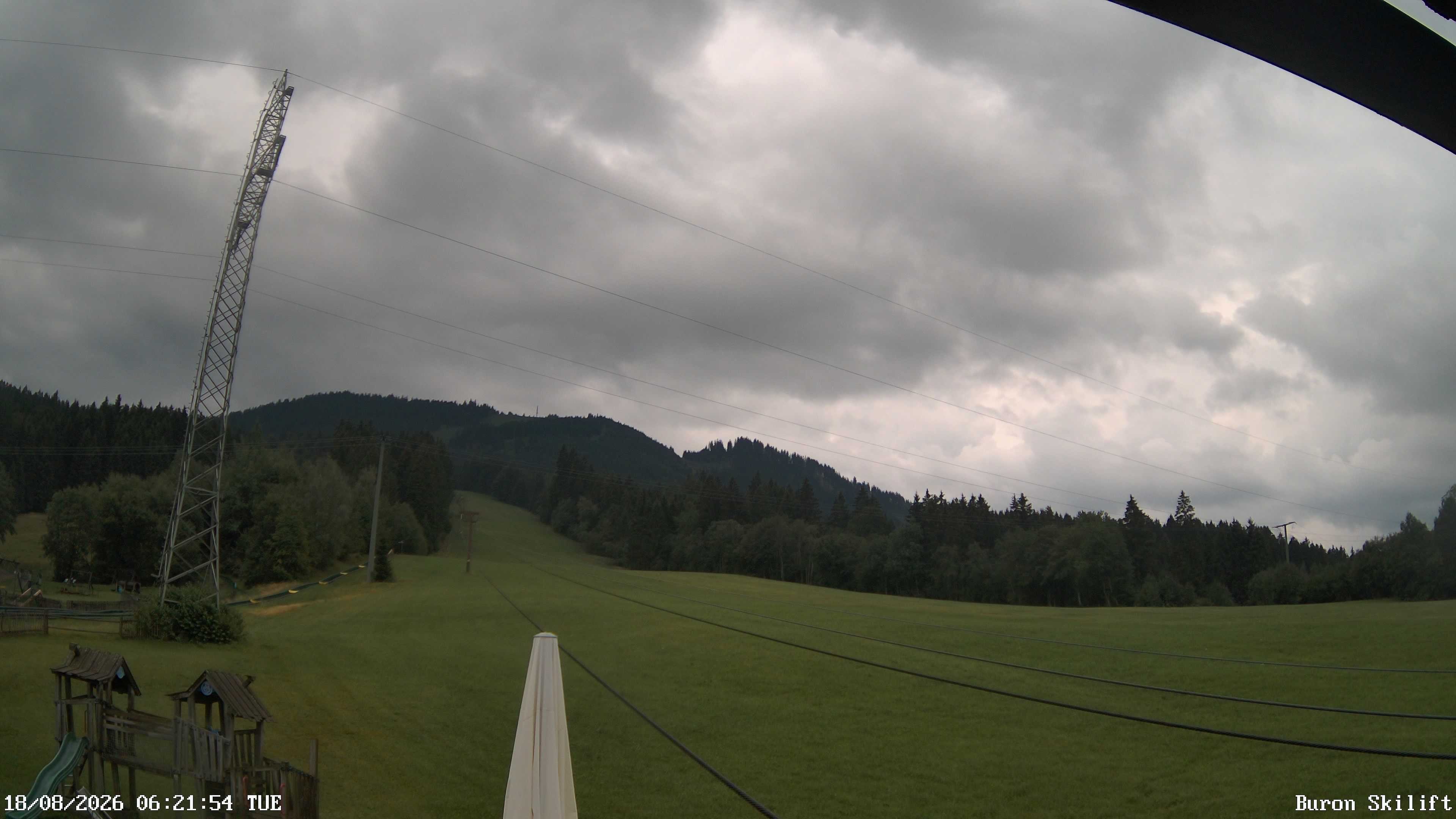 Archiv Foto Webcam Blick von der Talstation des Schlepplifts Buron auf den Lift und die Piste
