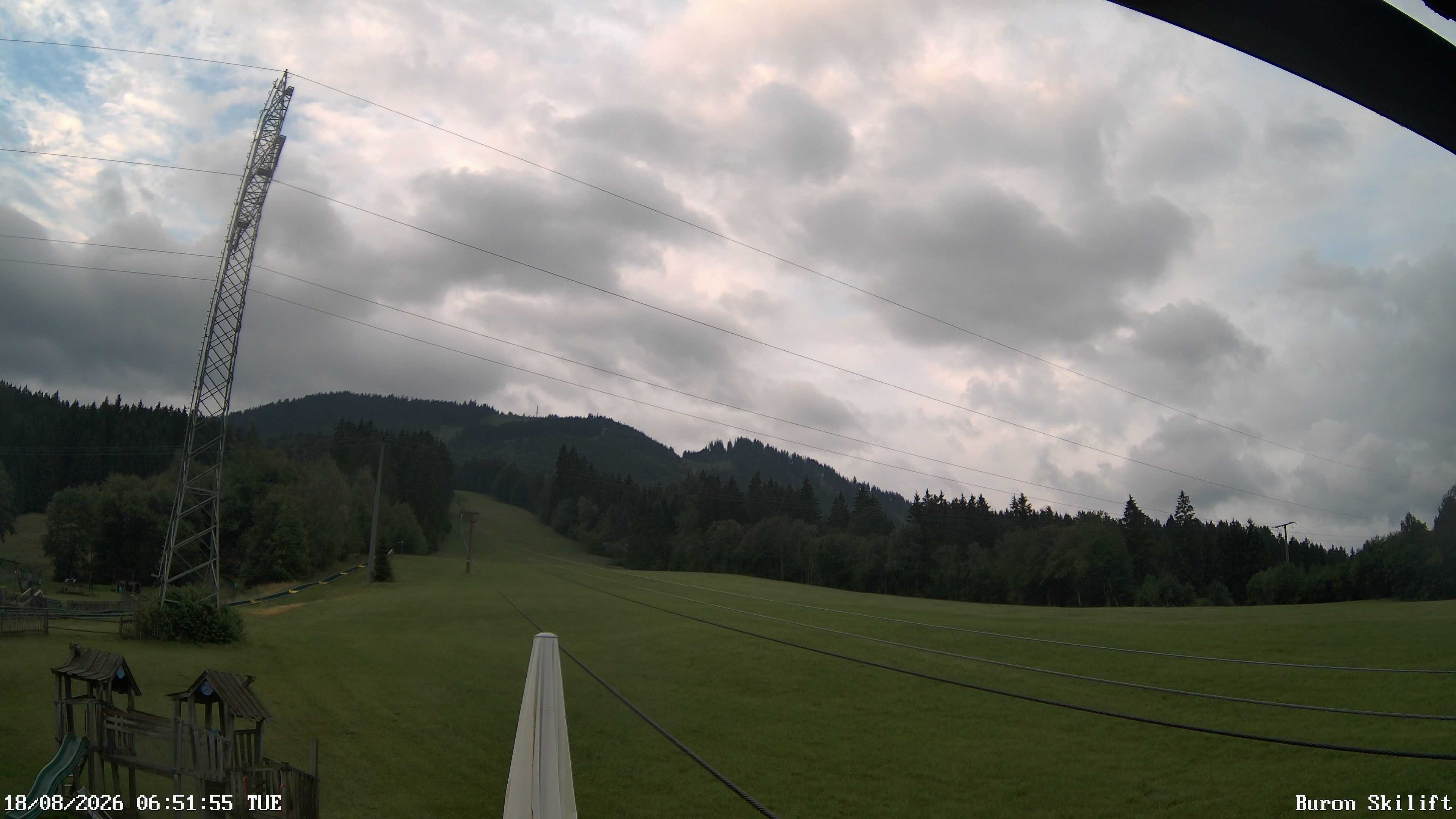 Archiv Foto Webcam Blick von der Talstation des Schlepplifts Buron auf den Lift und die Piste