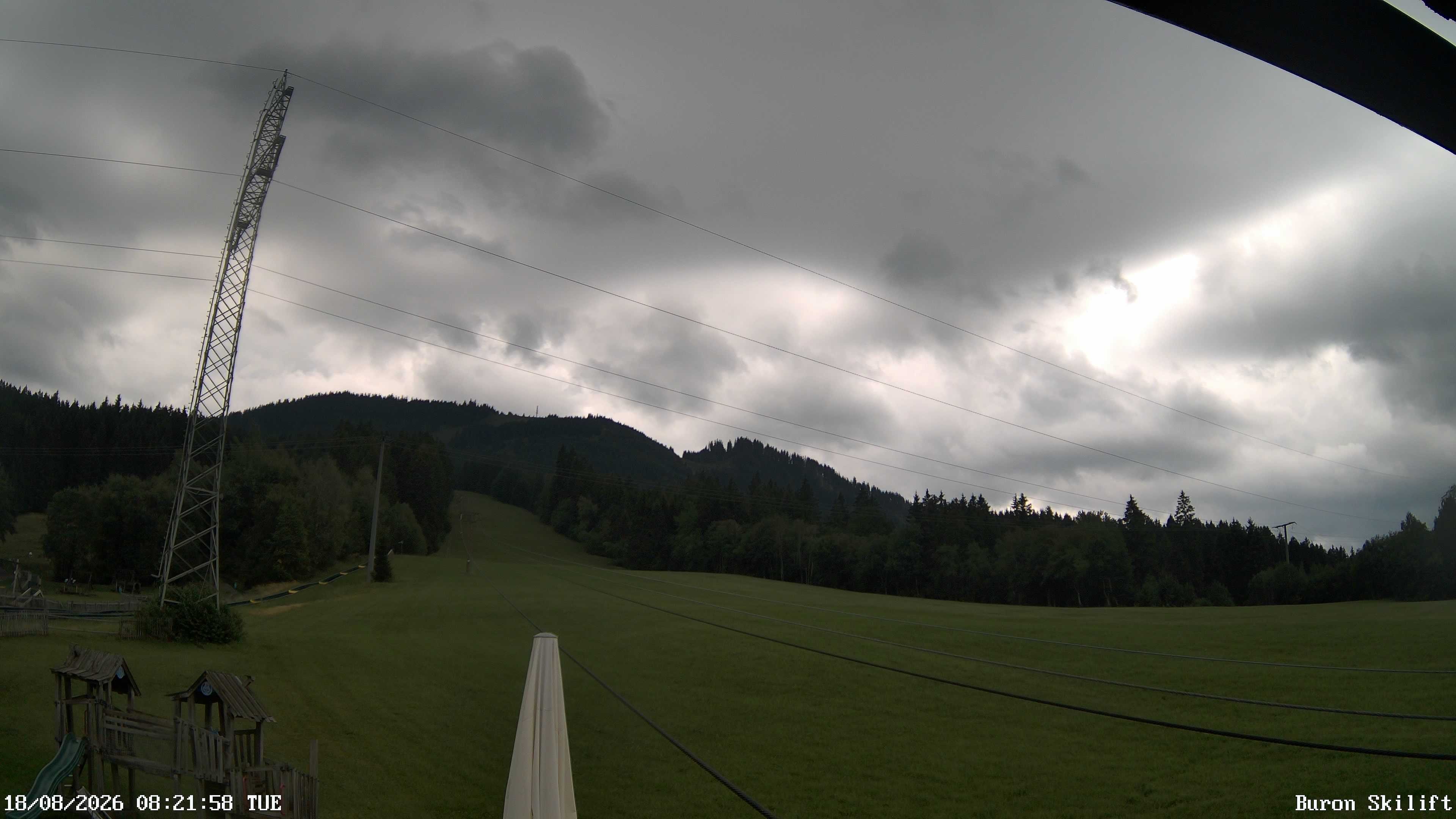 Archiv Foto Webcam Blick von der Talstation des Schlepplifts Buron auf den Lift und die Piste