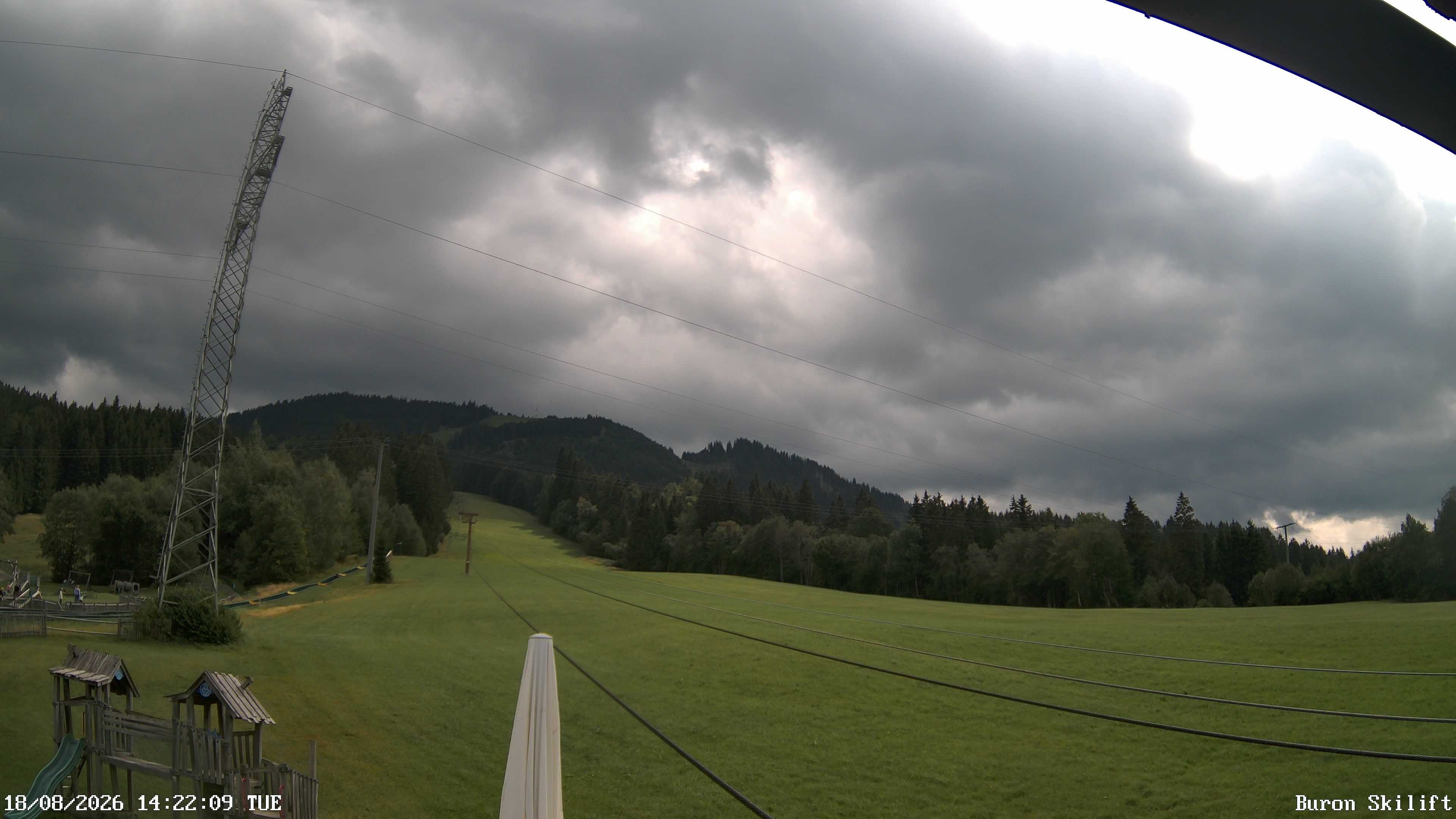 Archiv Foto Webcam Blick von der Talstation des Schlepplifts Buron auf den Lift und die Piste