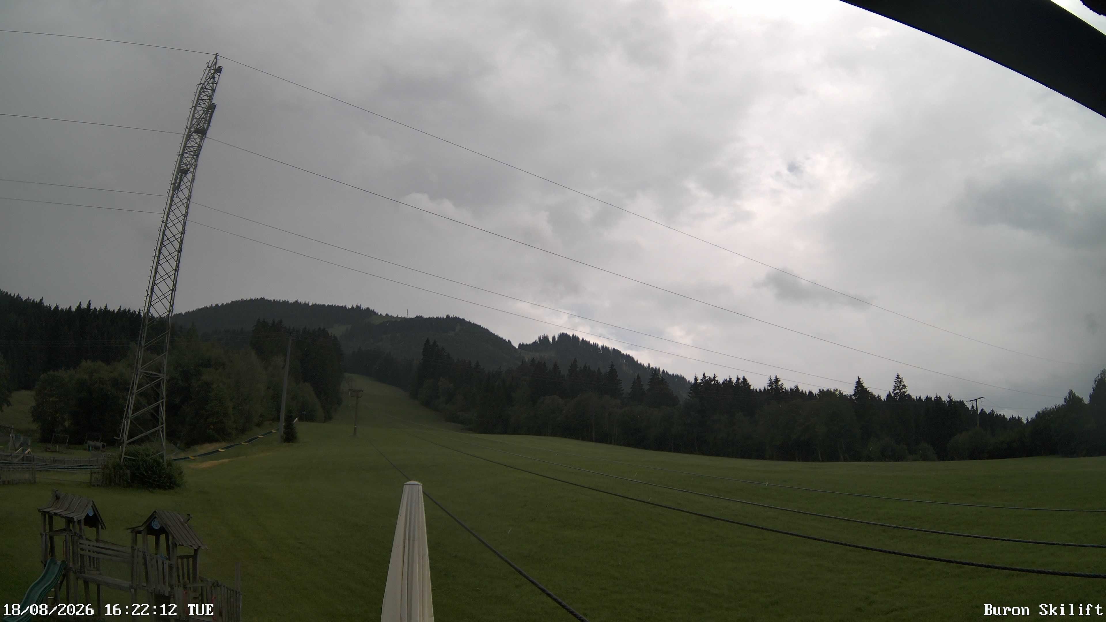 Archiv Foto Webcam Blick von der Talstation des Schlepplifts Buron auf den Lift und die Piste