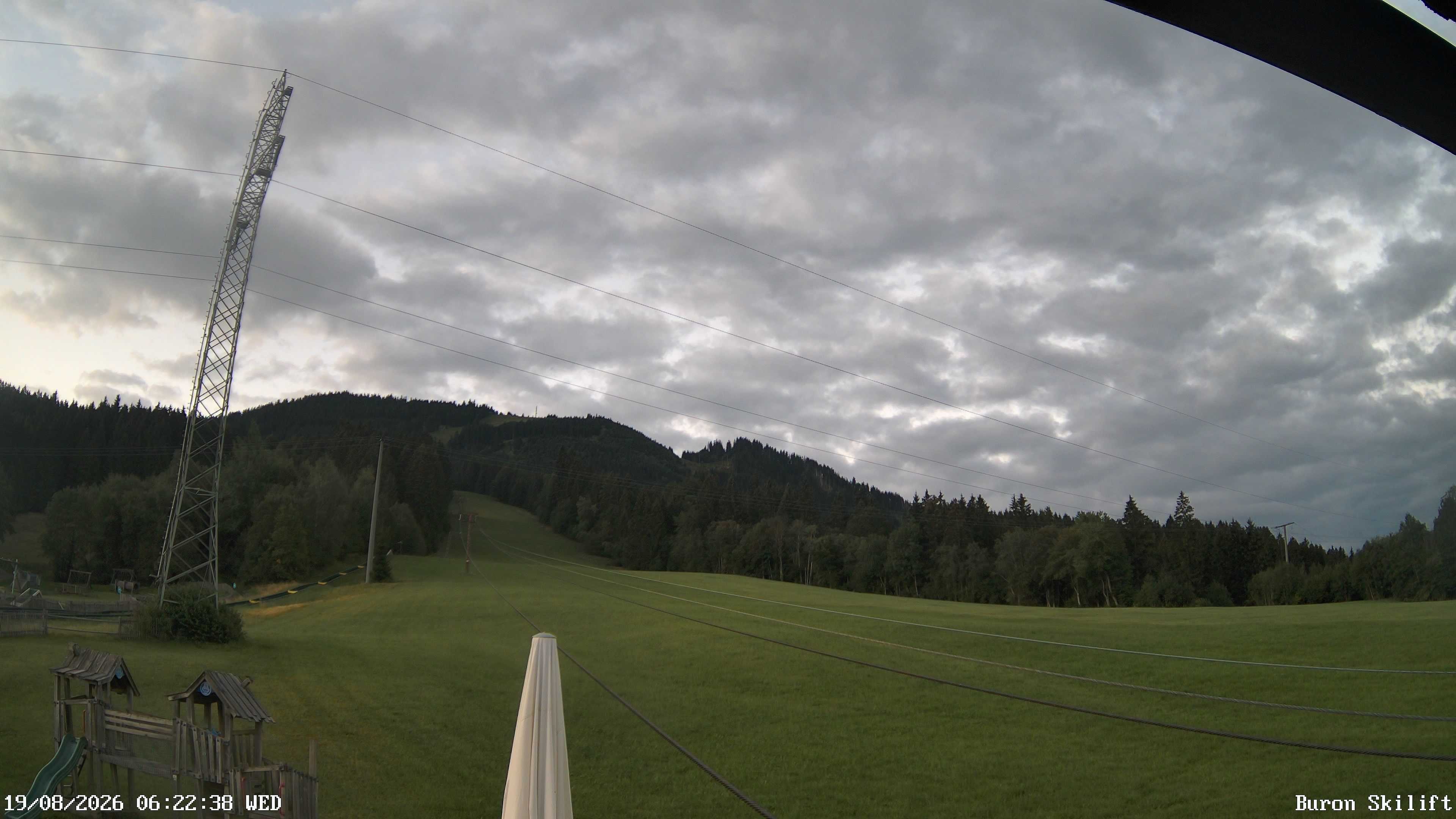 Archiv Foto Webcam Blick von der Talstation des Schlepplifts Buron auf den Lift und die Piste