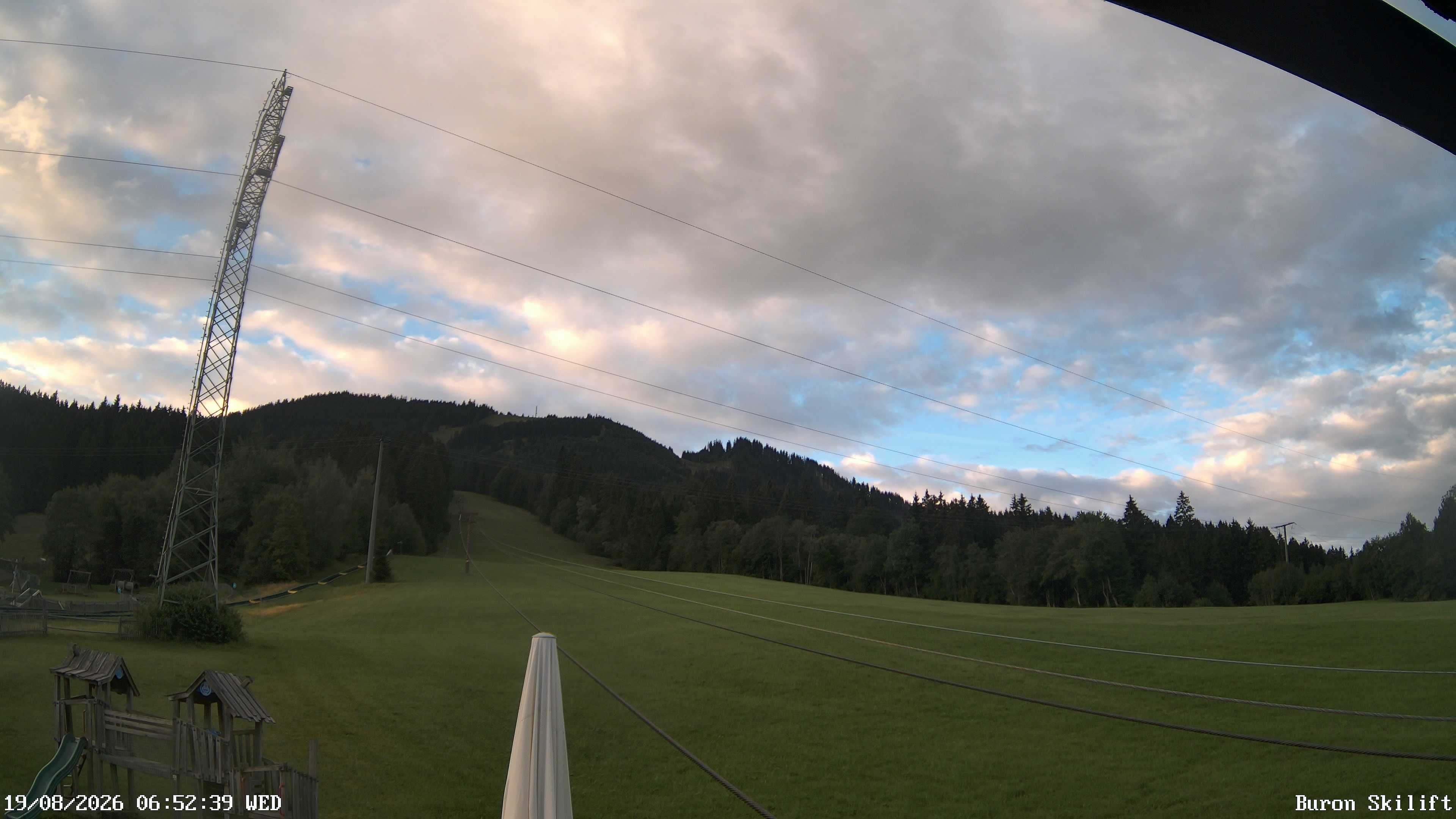 Archiv Foto Webcam Blick von der Talstation des Schlepplifts Buron auf den Lift und die Piste