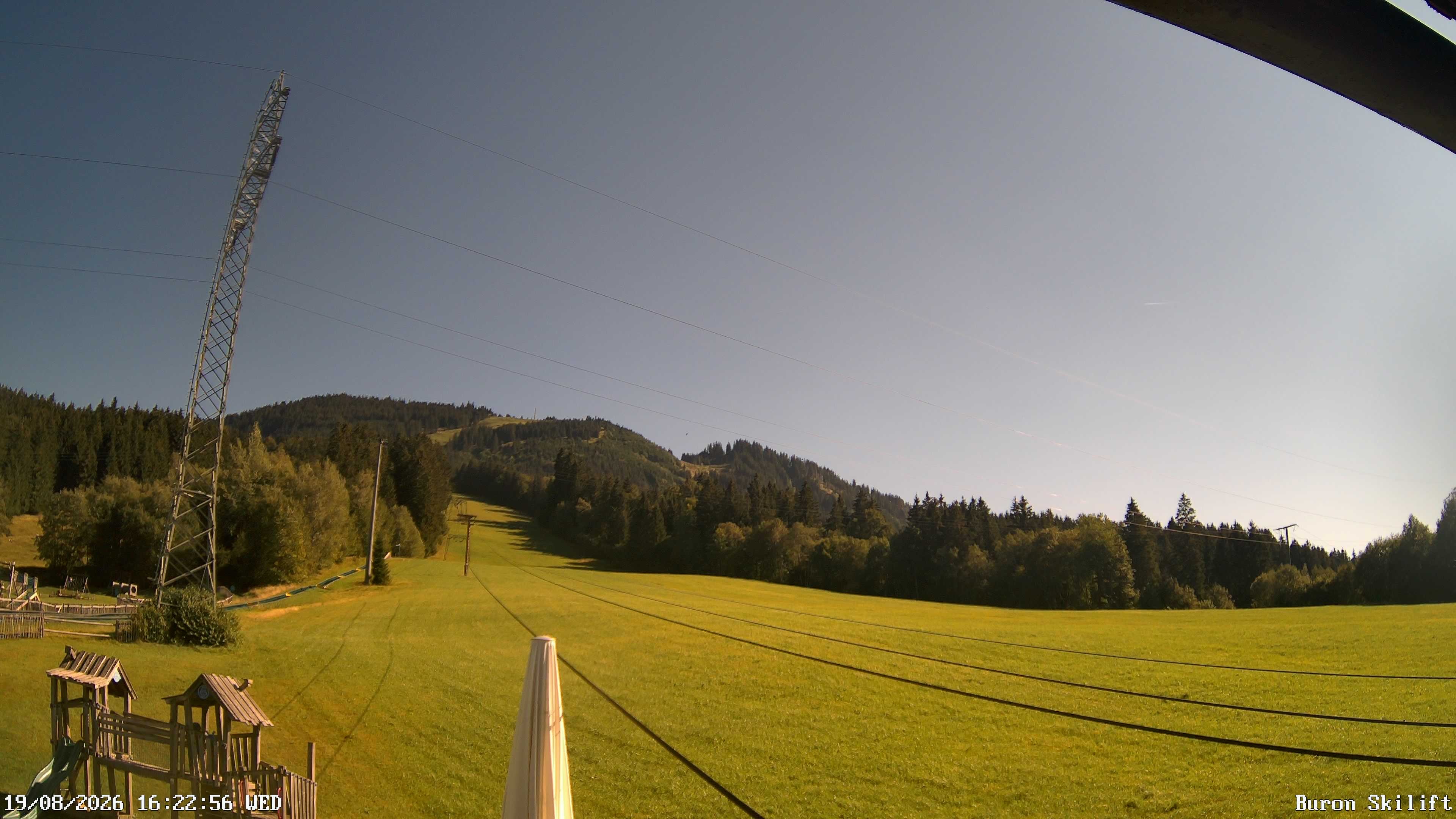 Archiv Foto Webcam Blick von der Talstation des Schlepplifts Buron auf den Lift und die Piste