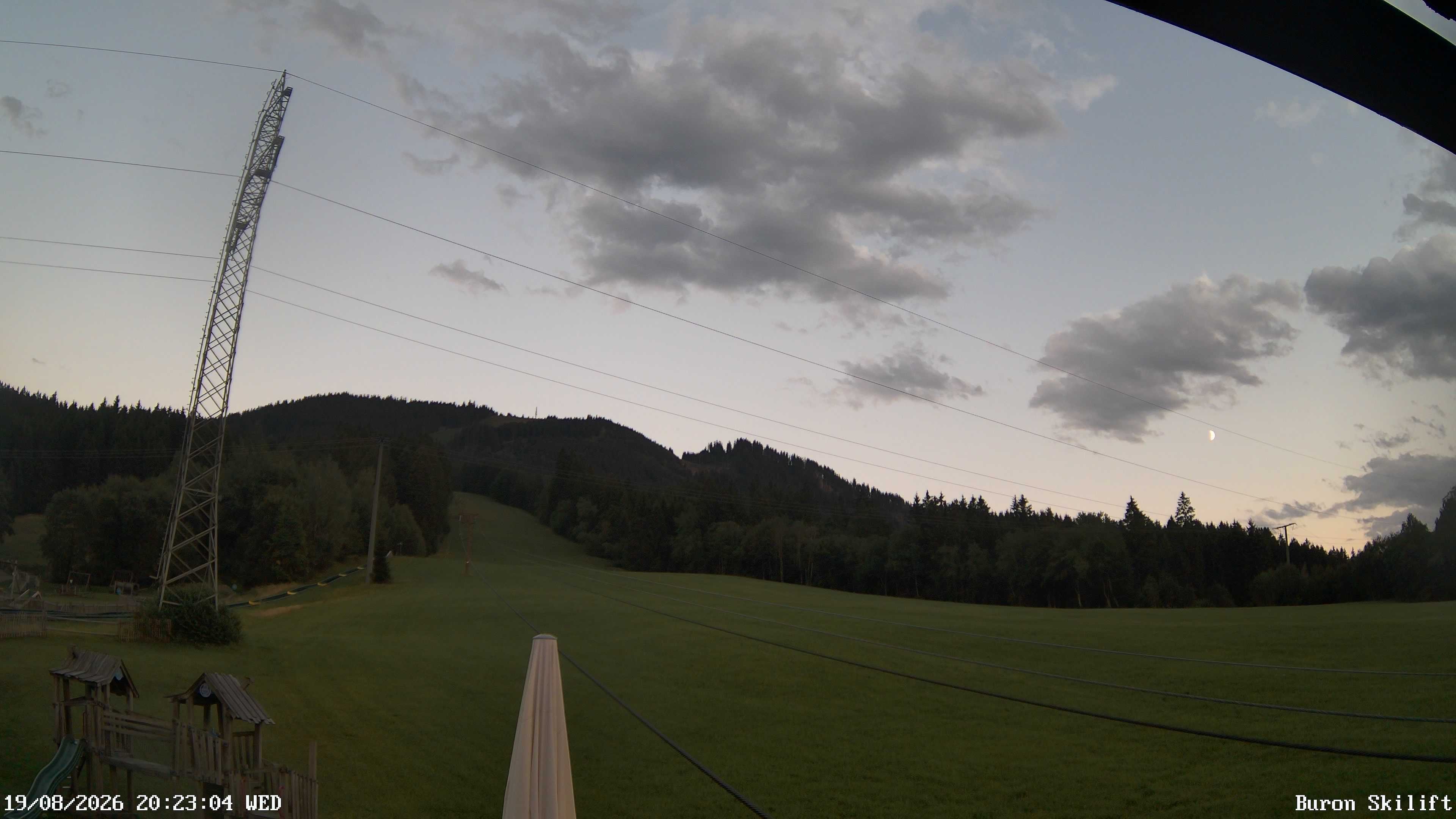 Archiv Foto Webcam Blick von der Talstation des Schlepplifts Buron auf den Lift und die Piste