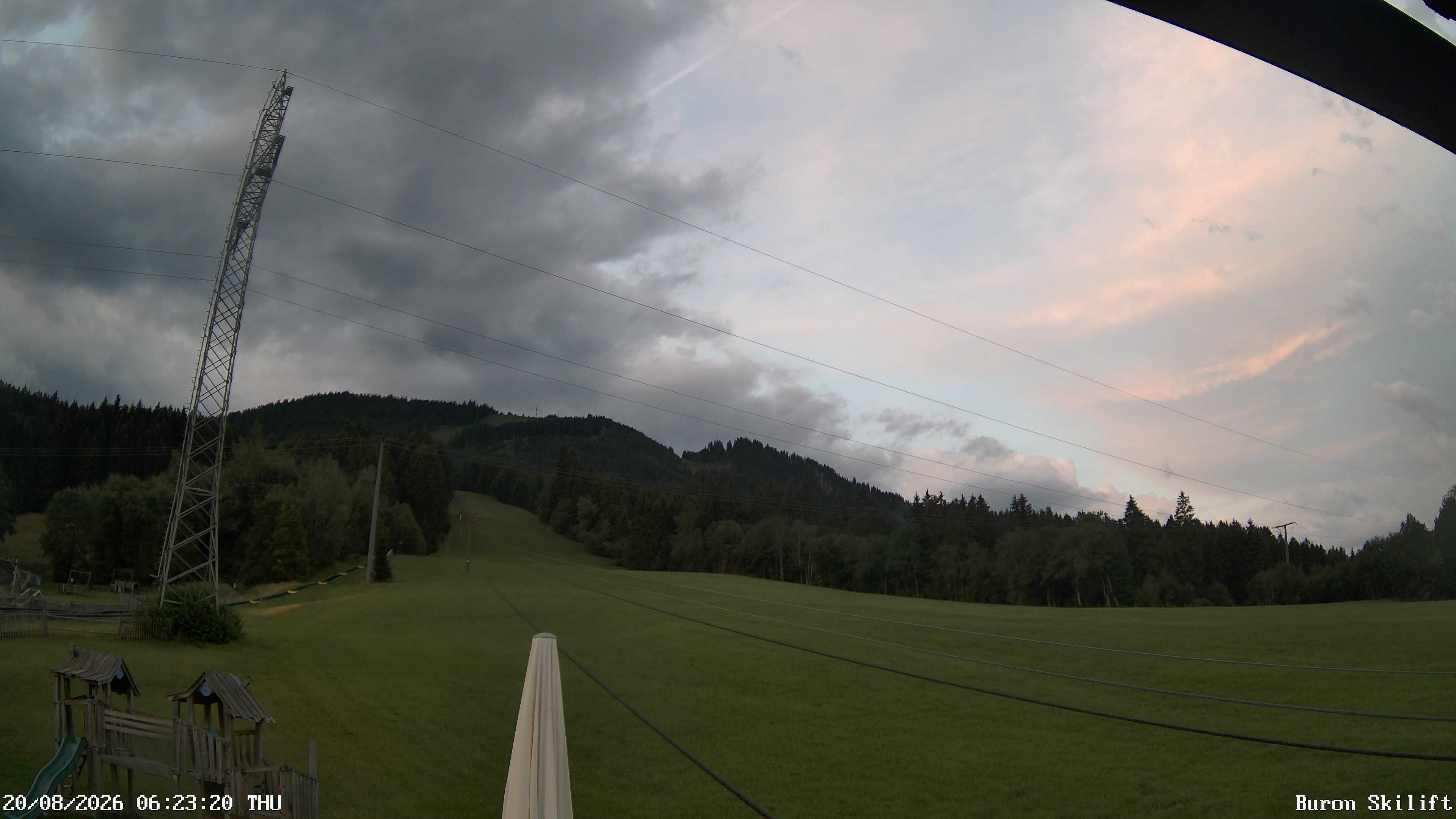 Archiv Foto Webcam Blick von der Talstation des Schlepplifts Buron auf den Lift und die Piste