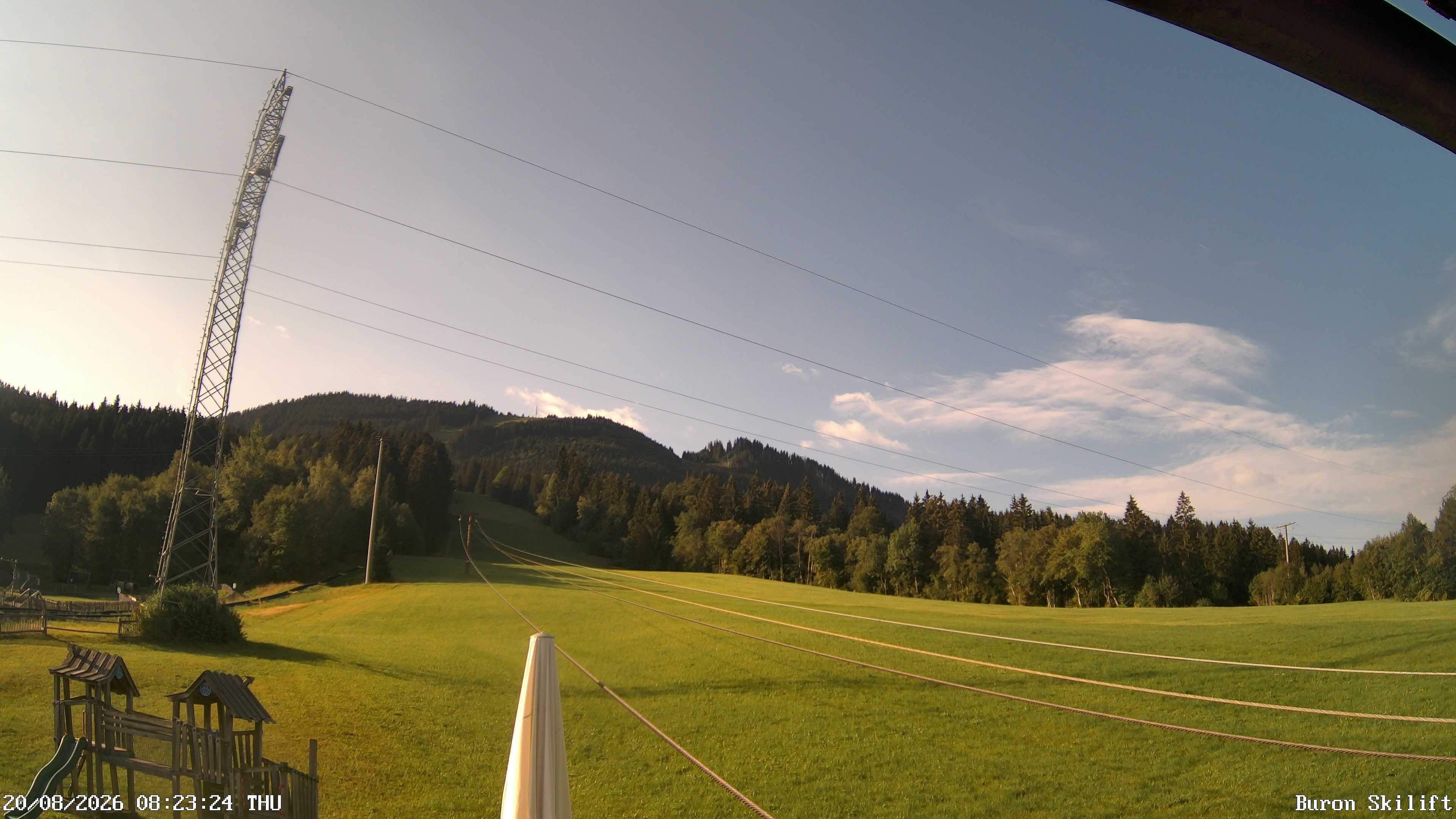 Archiv Foto Webcam Blick von der Talstation des Schlepplifts Buron auf den Lift und die Piste