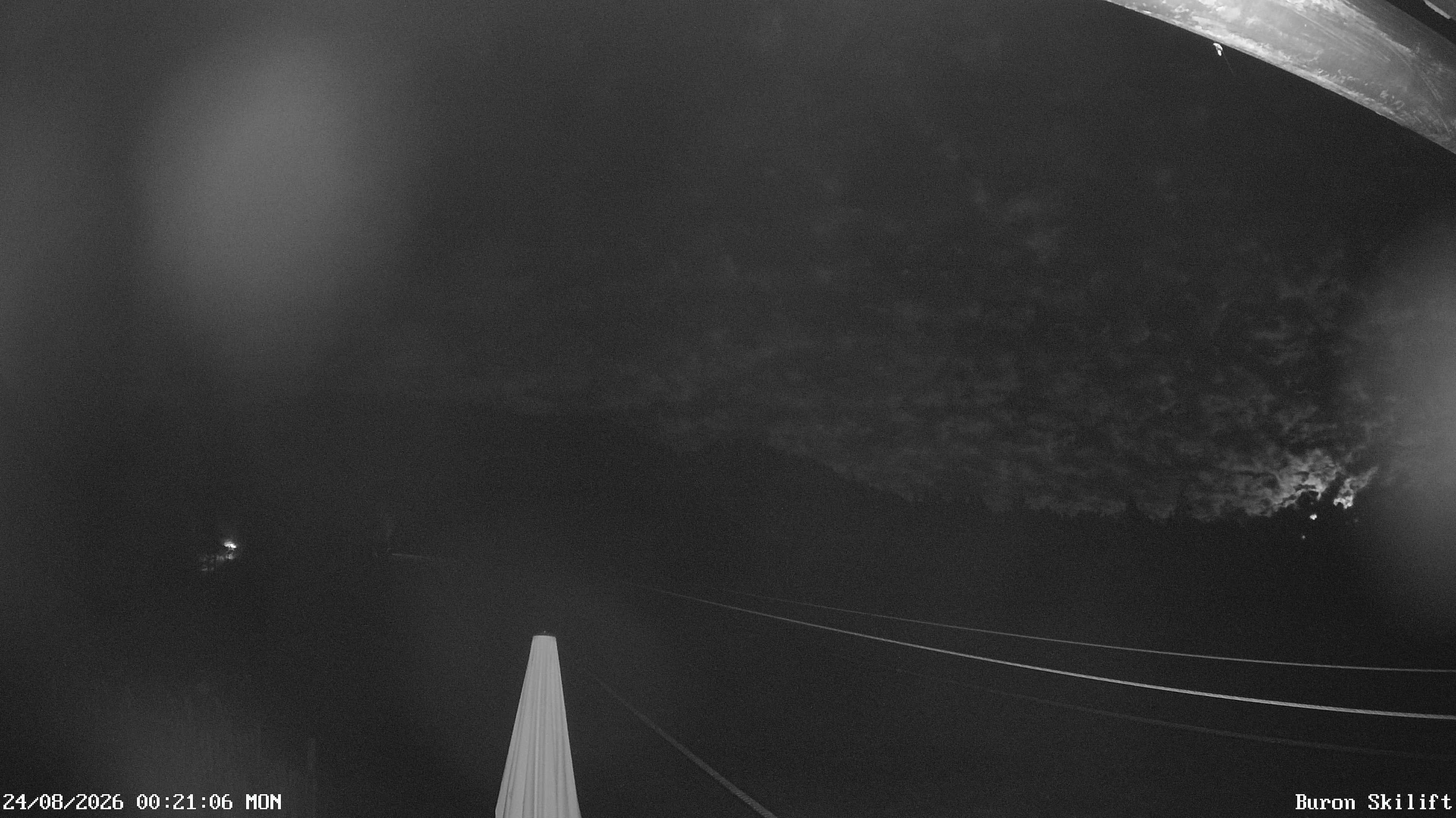 Archiv Foto Webcam Blick von der Talstation des Schlepplifts Buron auf den Lift und die Piste