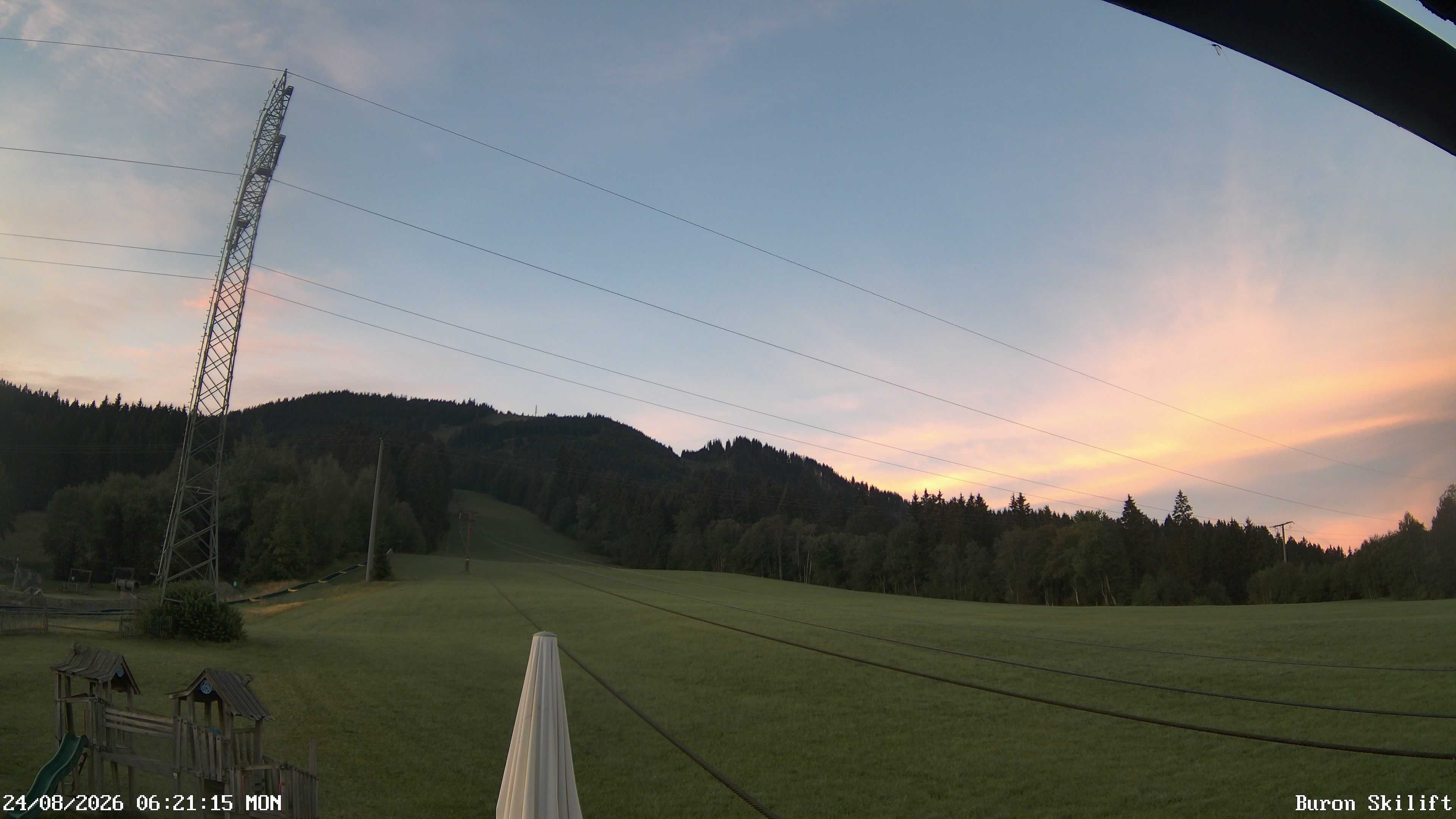 Archiv Foto Webcam Blick von der Talstation des Schlepplifts Buron auf den Lift und die Piste