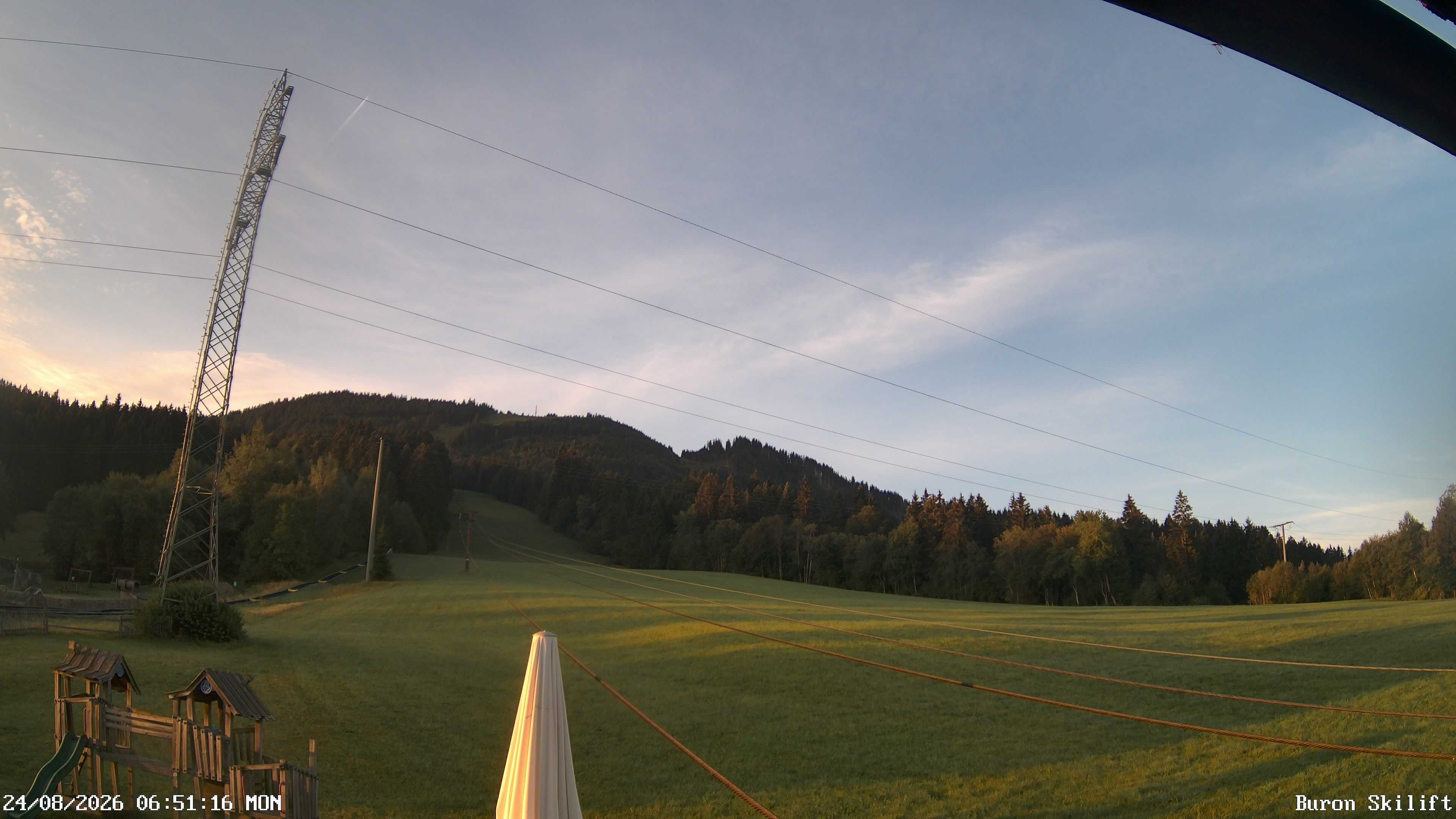 Archiv Foto Webcam Blick von der Talstation des Schlepplifts Buron auf den Lift und die Piste