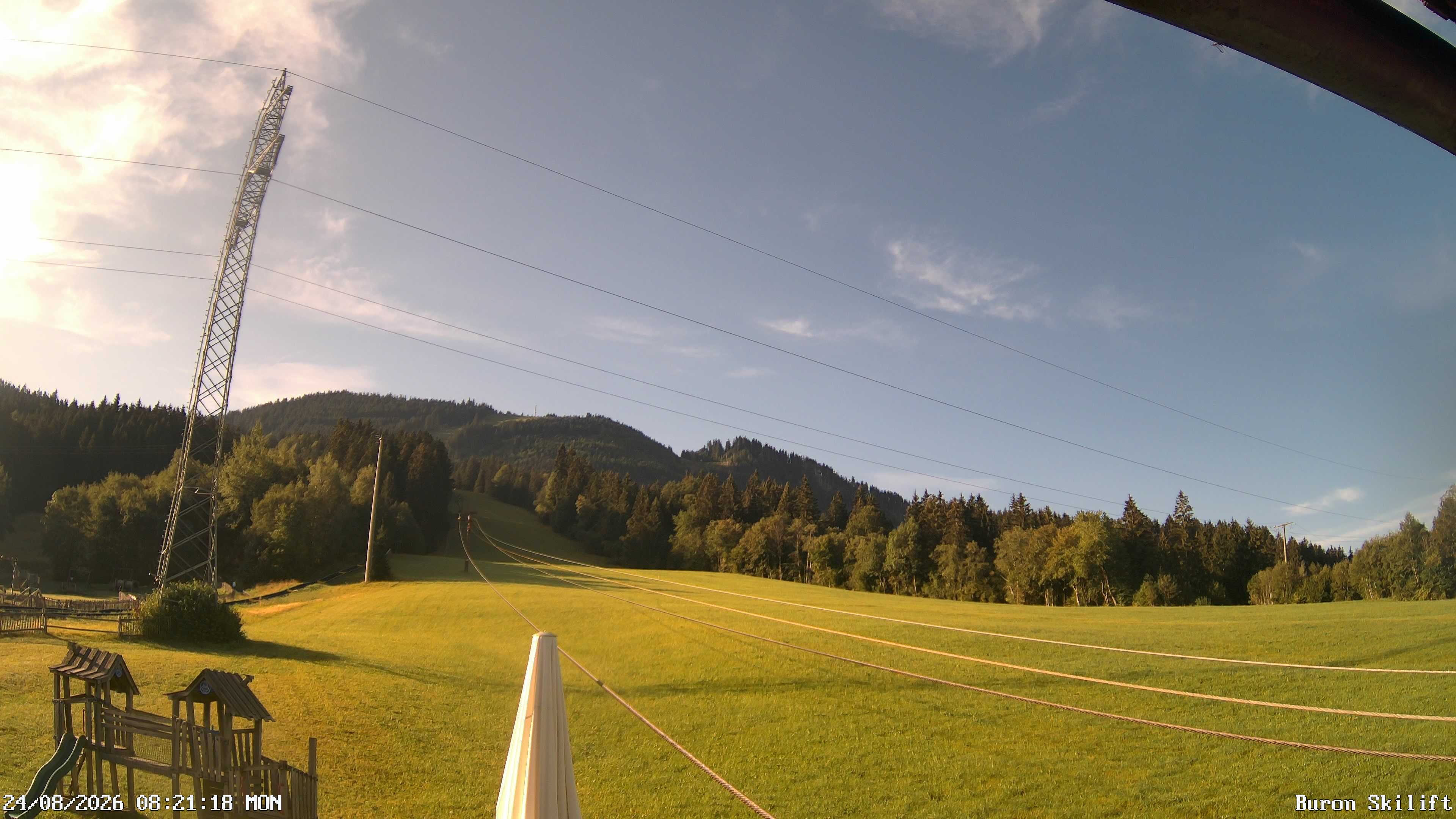 Archiv Foto Webcam Blick von der Talstation des Schlepplifts Buron auf den Lift und die Piste