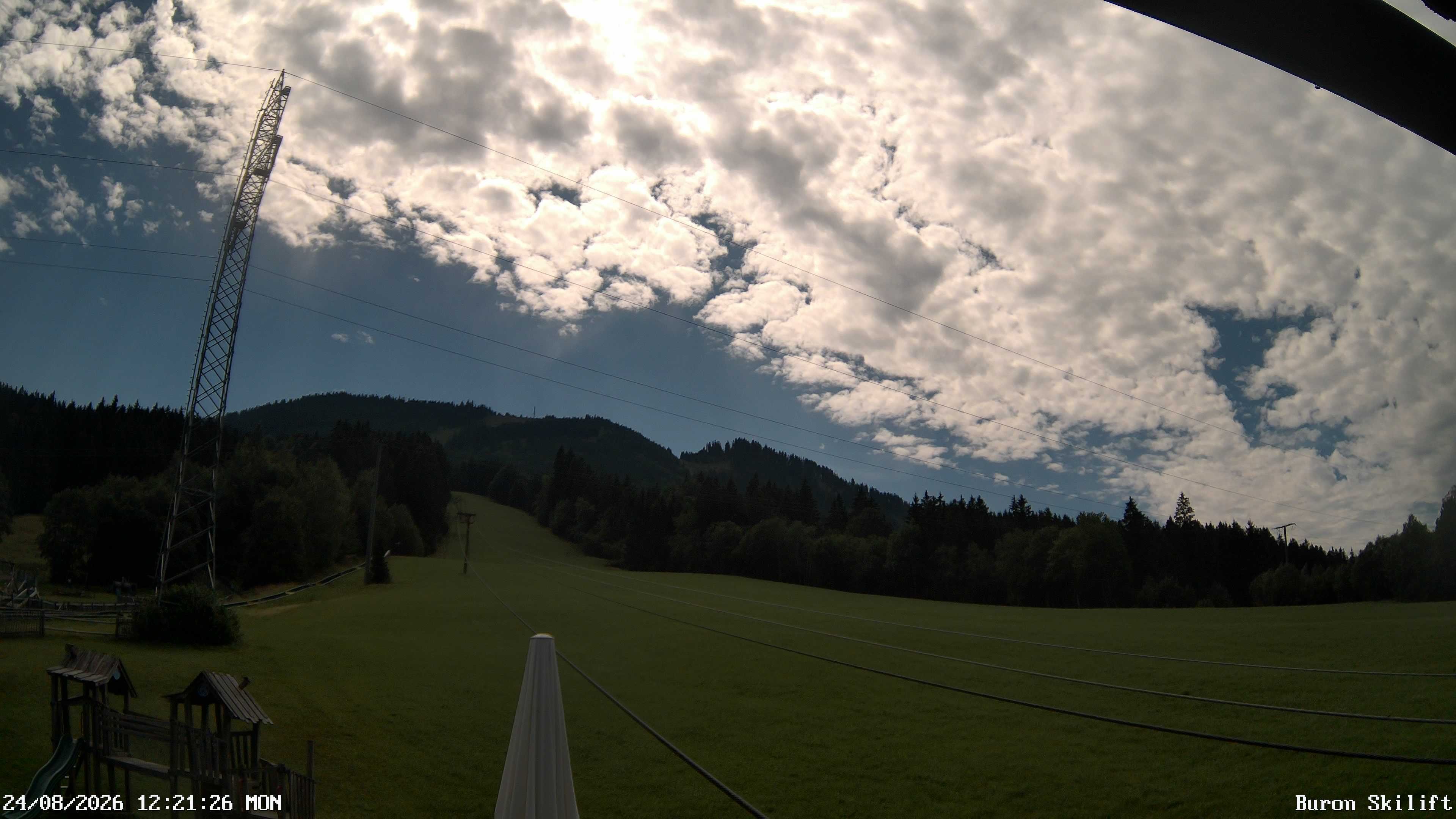 Archiv Foto Webcam Blick von der Talstation des Schlepplifts Buron auf den Lift und die Piste