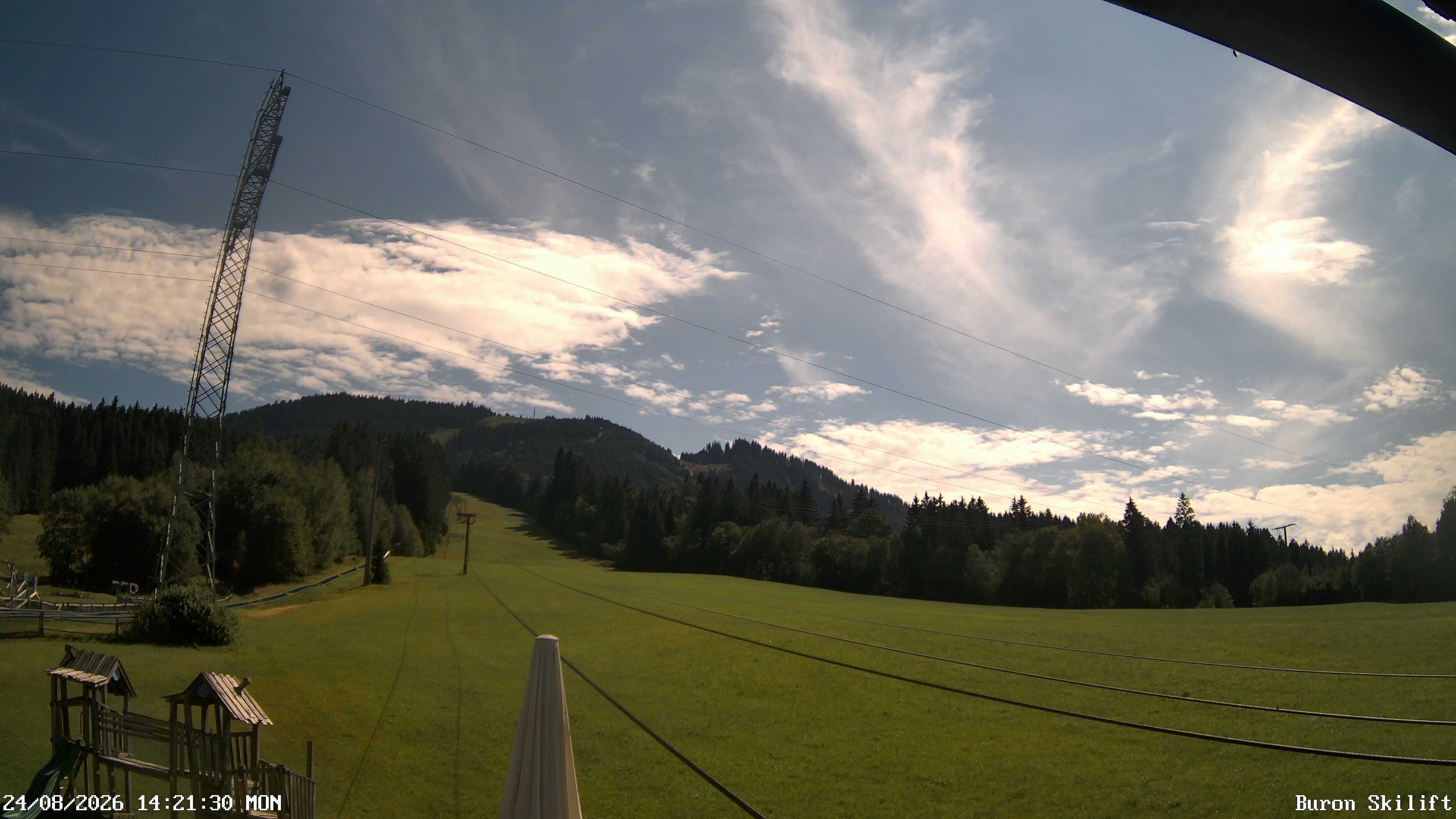 Archiv Foto Webcam Blick von der Talstation des Schlepplifts Buron auf den Lift und die Piste