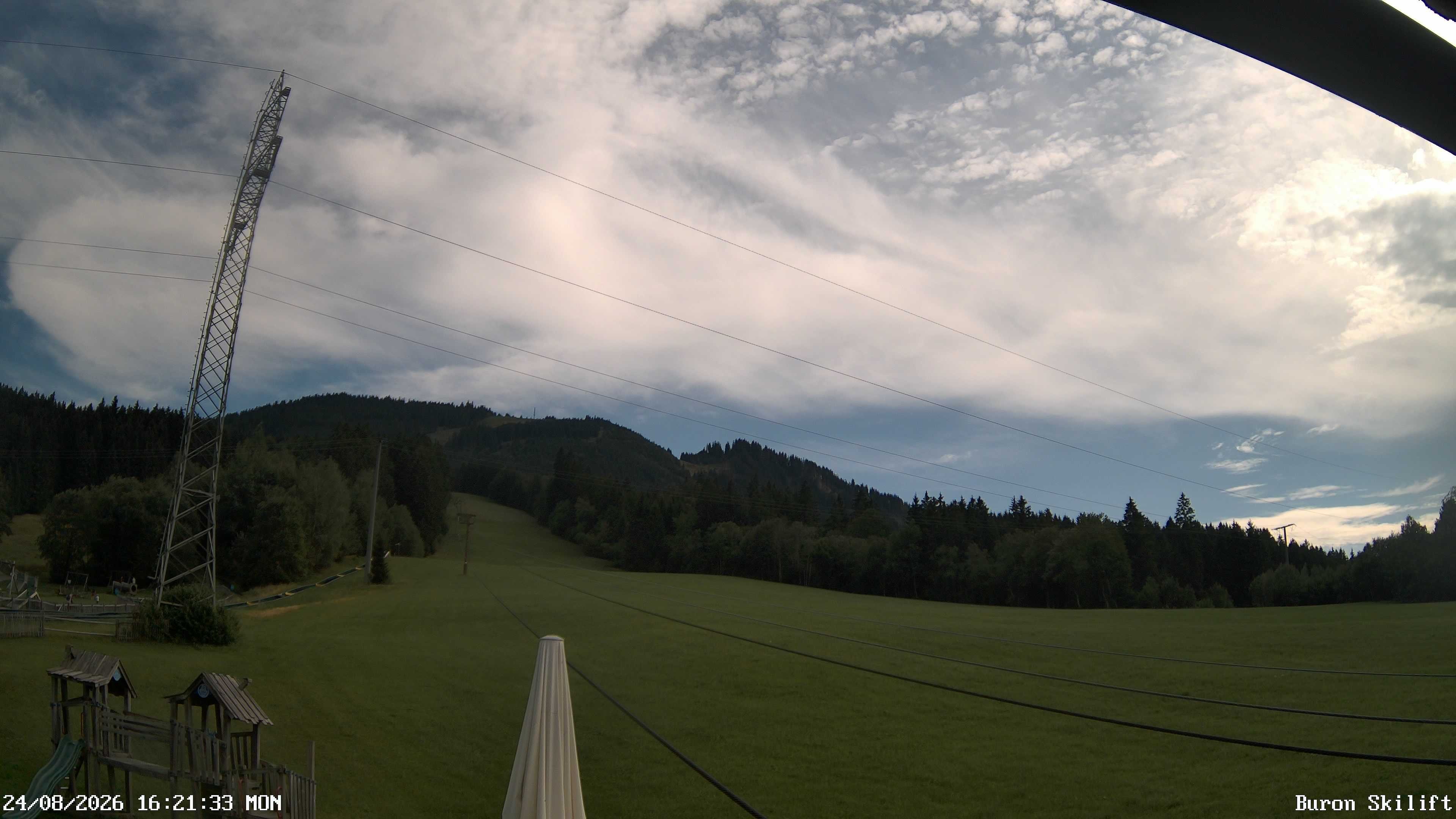 Archiv Foto Webcam Blick von der Talstation des Schlepplifts Buron auf den Lift und die Piste