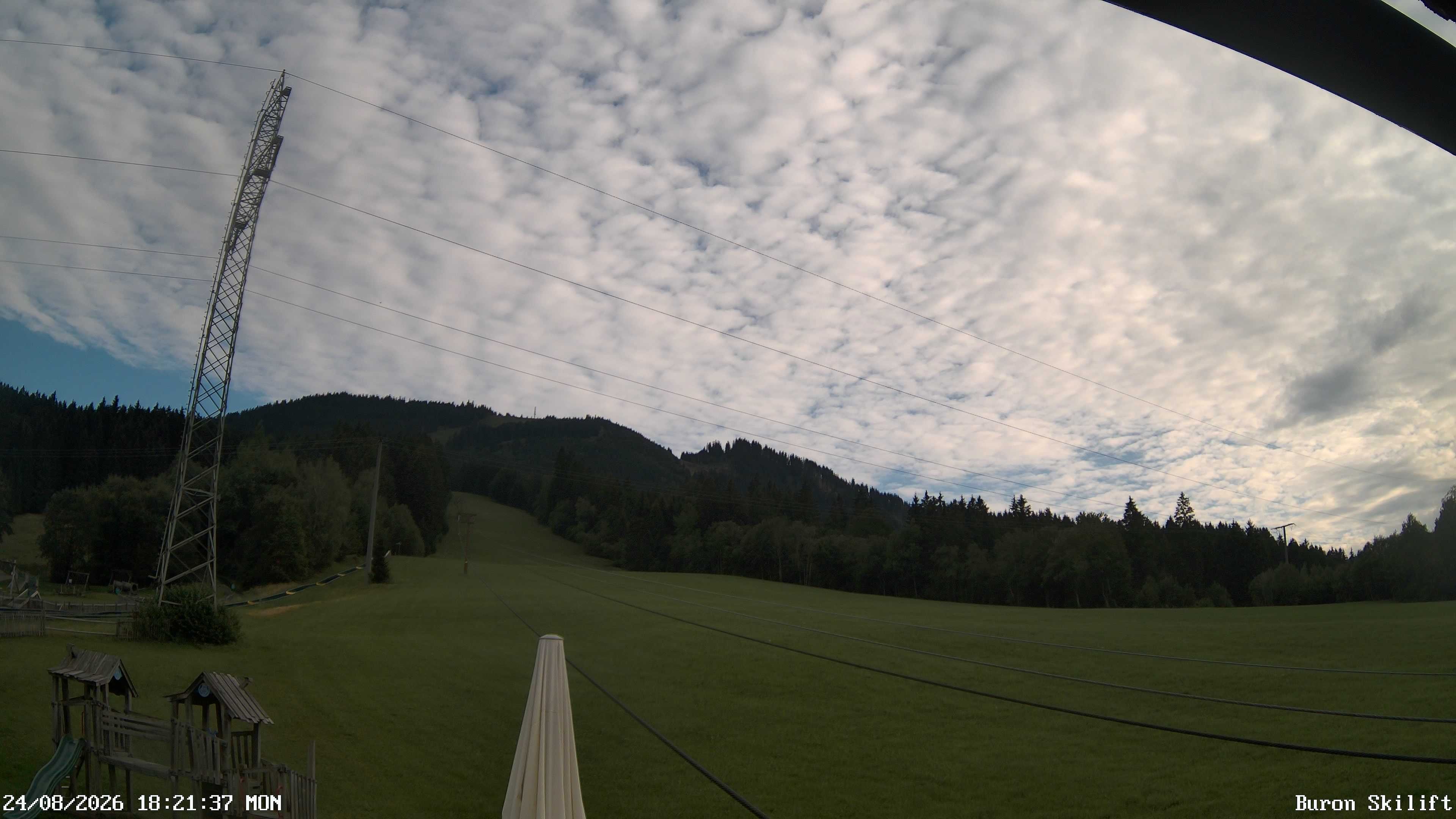 Archiv Foto Webcam Blick von der Talstation des Schlepplifts Buron auf den Lift und die Piste